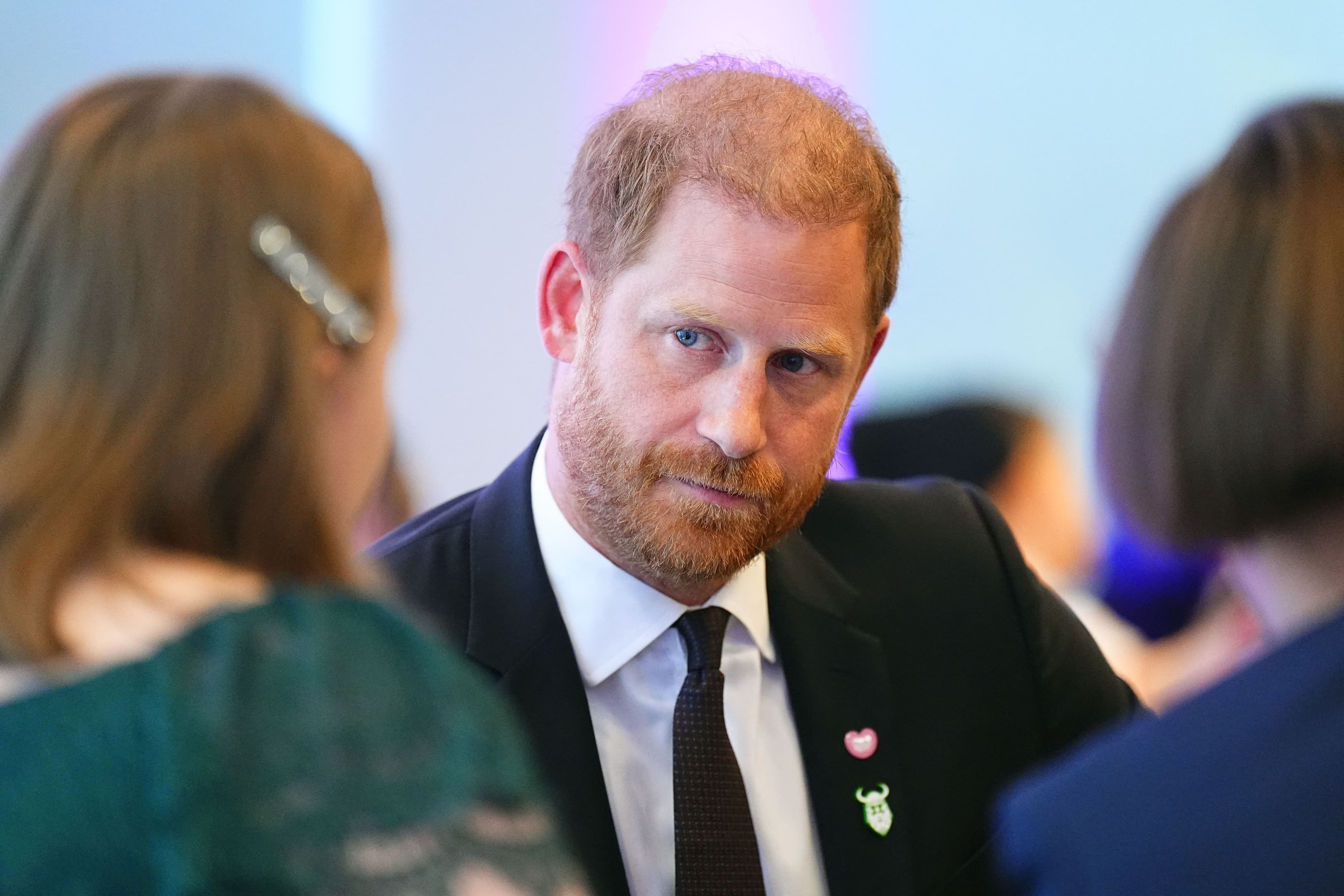 Harry rompe il silenzio: «Voglio riconciliarmi con la mia famiglia, ma alcune persone non vogliono che le cose funzionino»