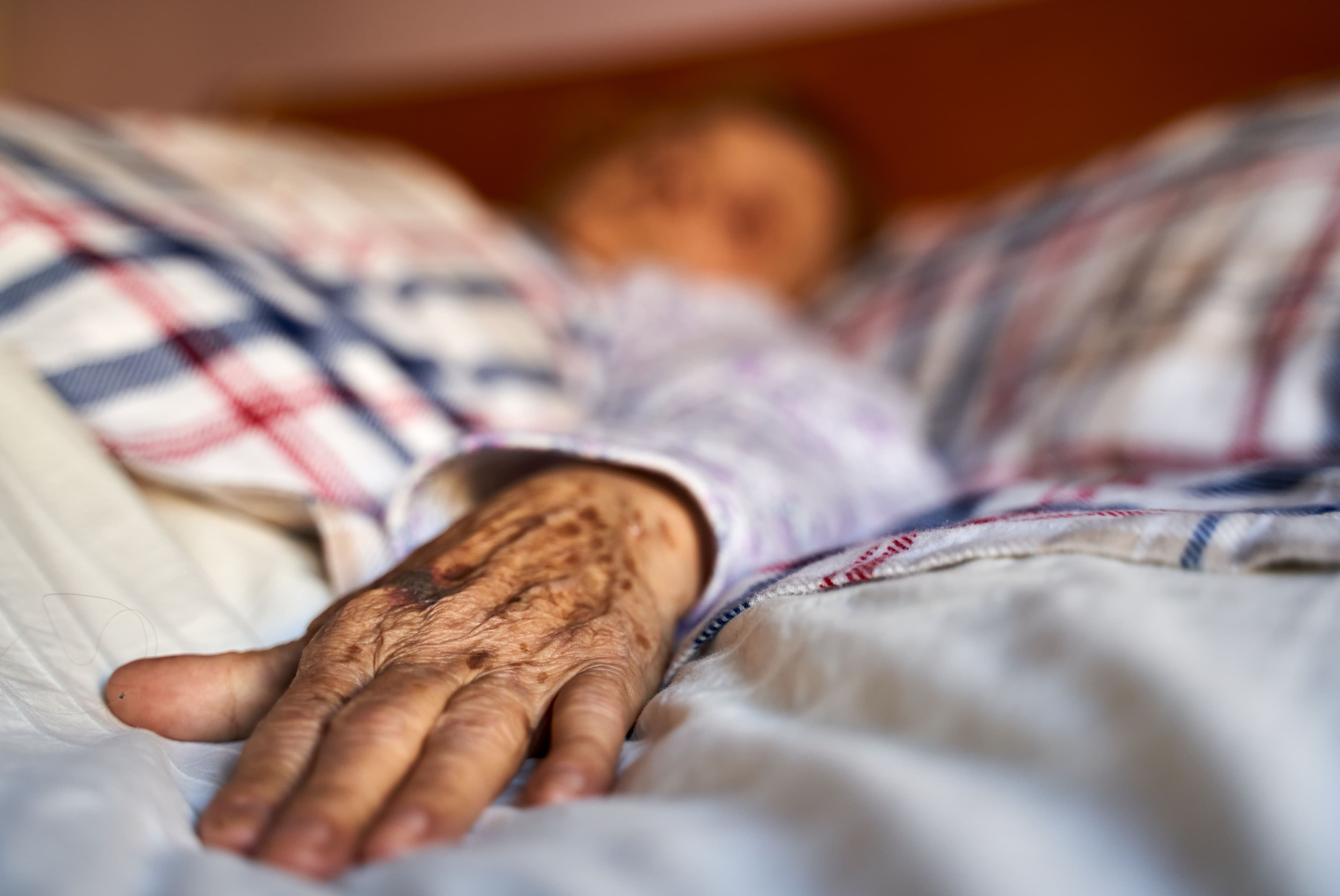 Milano, uccide il padre di 87 anni malato di demenza senile: «Non ce la facevo più, si dibatteva, di continuo: lo legavo per non farlo urlare»