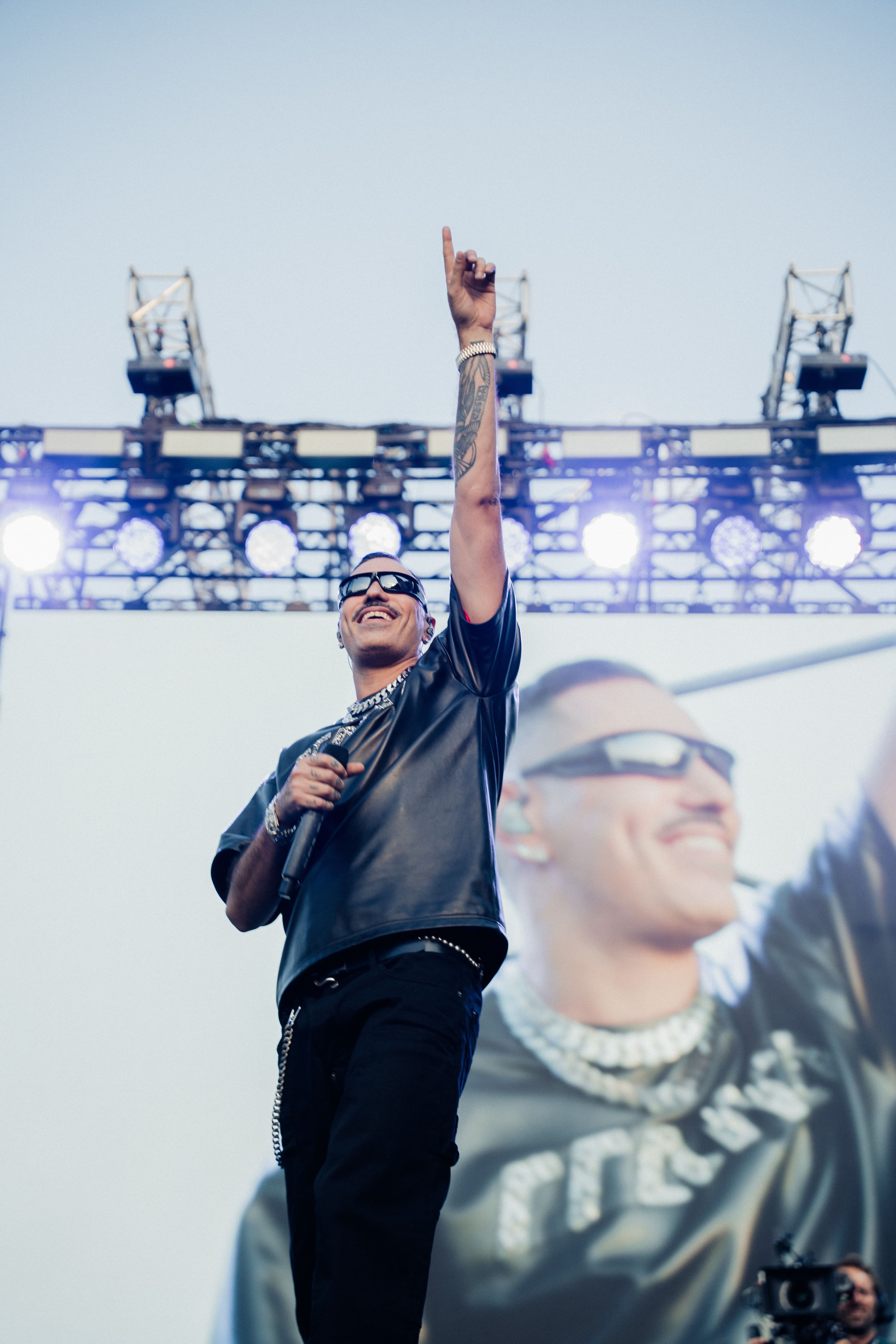 Marracash: «Non ho mai inneggiato alla violenza. Siamo tutti responsabili del fallimento della nostra società. Aver fatto i soldi non cancella da dove vengo e non mi impedisce di lottare per un mondo più equo»