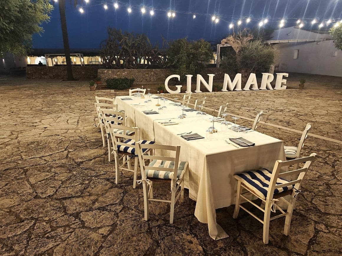 Gin, orecchiette e pizzica: il Mediterraneo tra santi (bevitori) e angeli