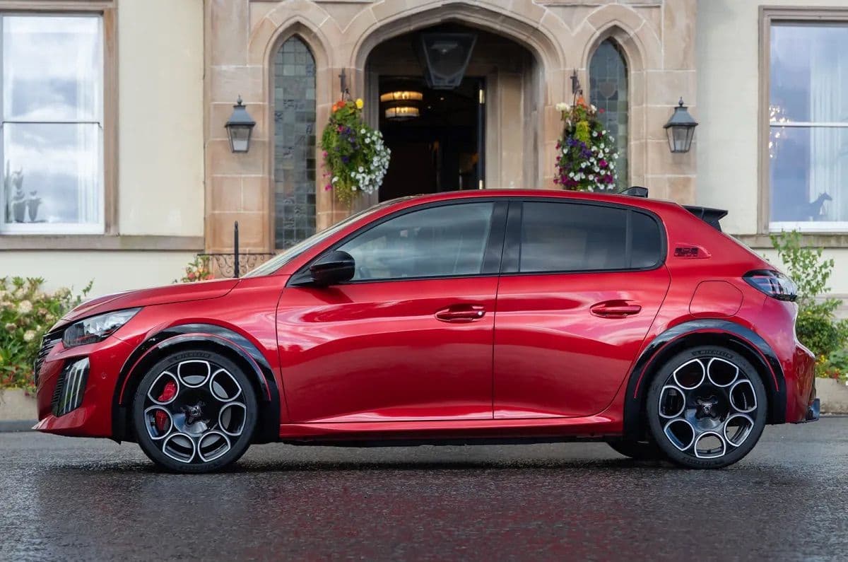Peugeot e-208 GTi, la più ribelle della gamma rivela la sua anima da sportiva sulle strade della Scozia