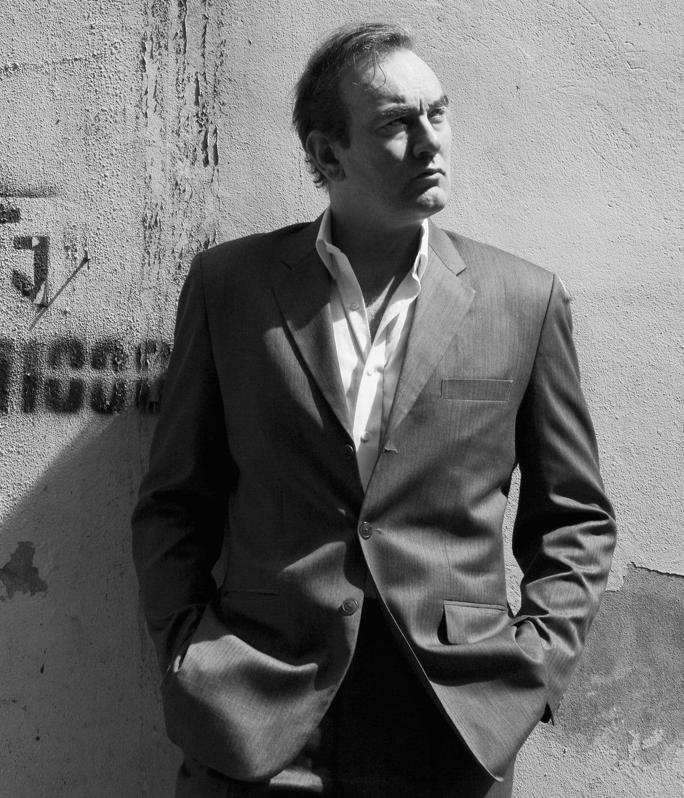 Lawrence Osborne: «A casa conservo i pigiami di Brioni di Graham Greene. Durante un viaggio in Nuova Guinea ho rischiato di morire bruciato vivo. L’Inghilterra? Oggi è irriconoscibile»