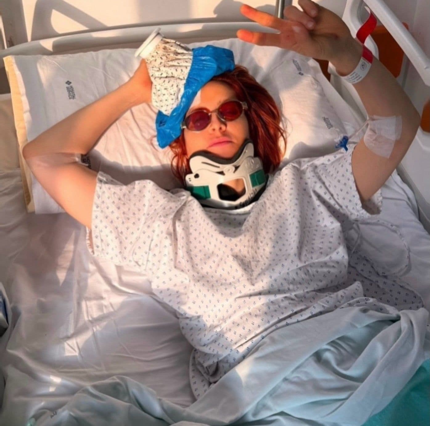 Noemi rassicura dopo la caduta dal palco durante il concerto in Abruzzo: «Ho la testa dura, non vi preoccupate»