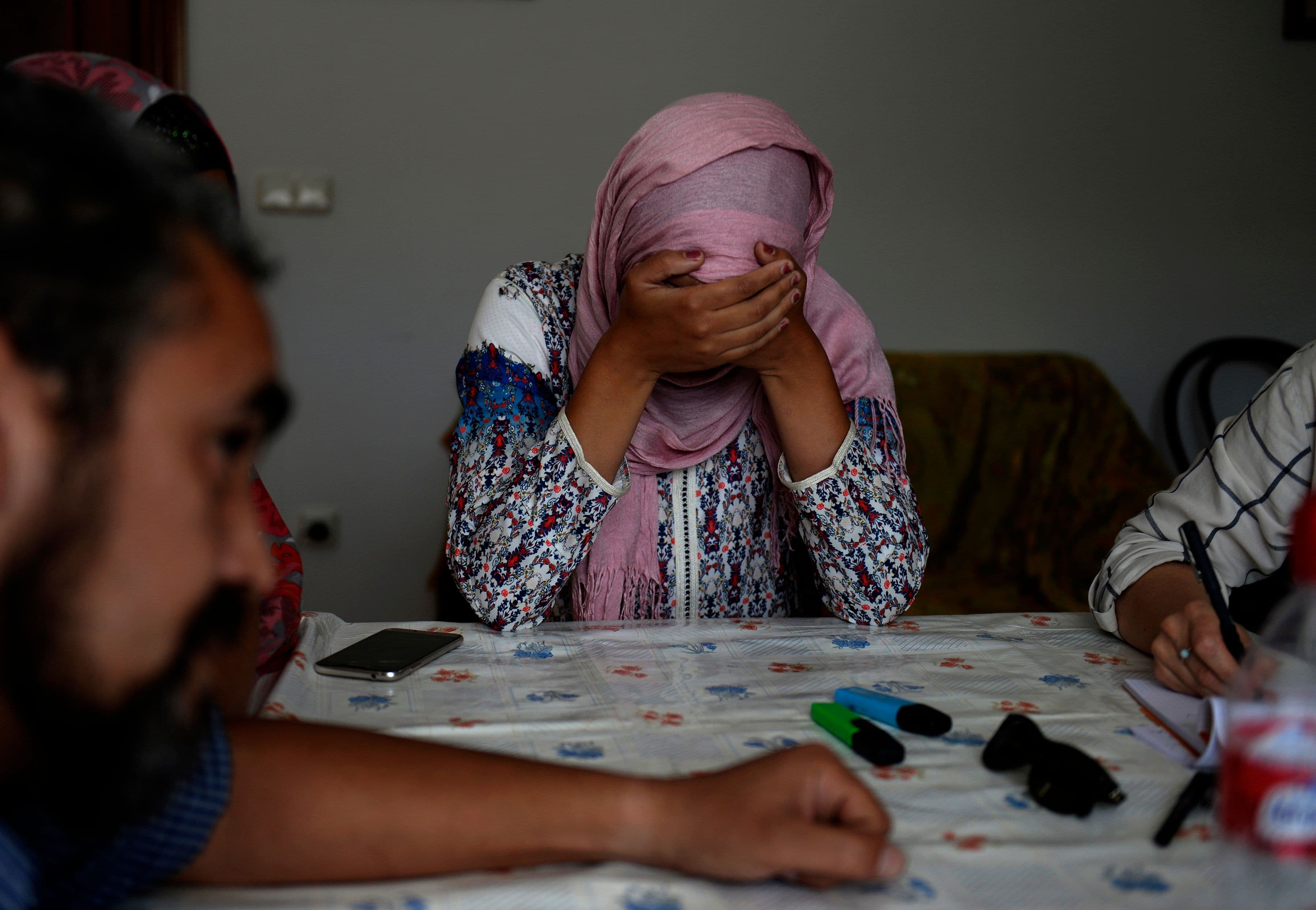 «Lavoravo 19 ore al giorno, vivevo in una baracca senza acqua né elettricità e pensavo che sarei uscita di lì solo morta»: la storia di Fatima, sopravvissuta a due anni di schiavitù in una fattoria spagnola