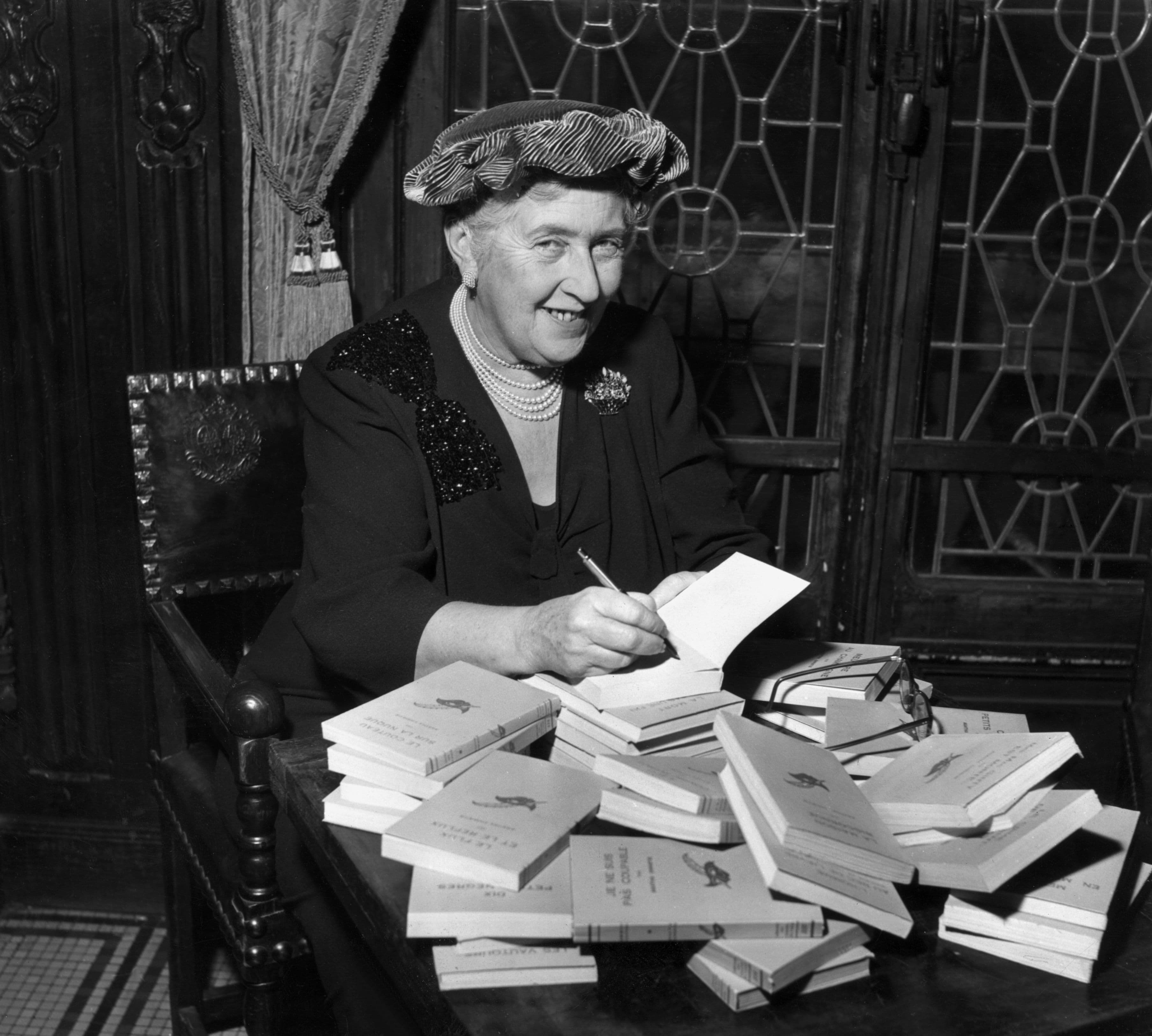 Compra un baule per 100 sterline pensando di portarsi a casa un ricordo di Agatha Christie. Ma dentro ci trova i diamanti di famiglia della leggendaria scrittrice