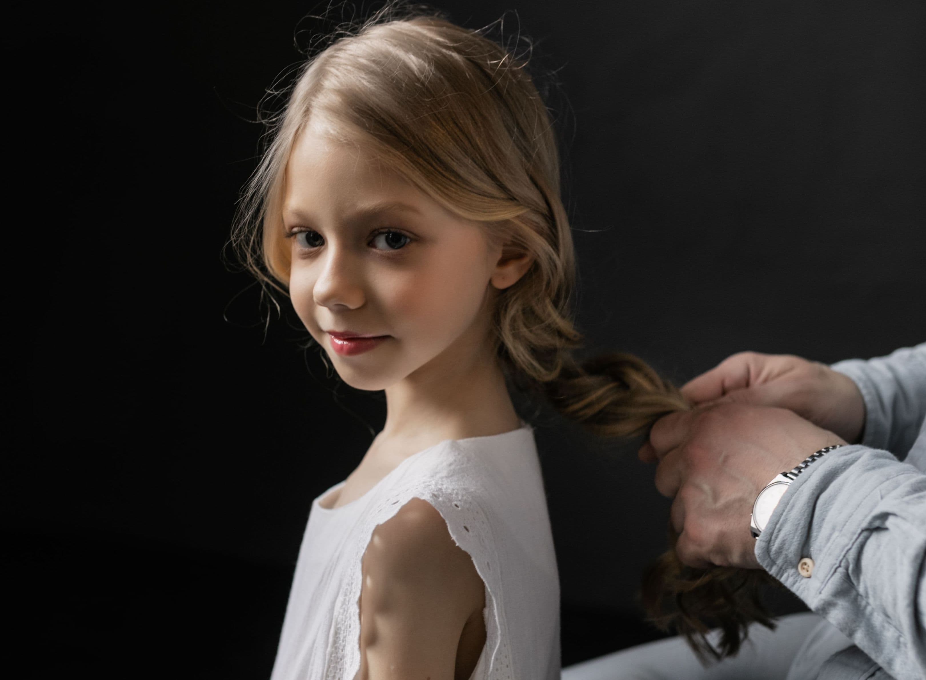 Sul perché i papà imparano a fare le trecce, per creare uno spazio tutto loro con le figlie
