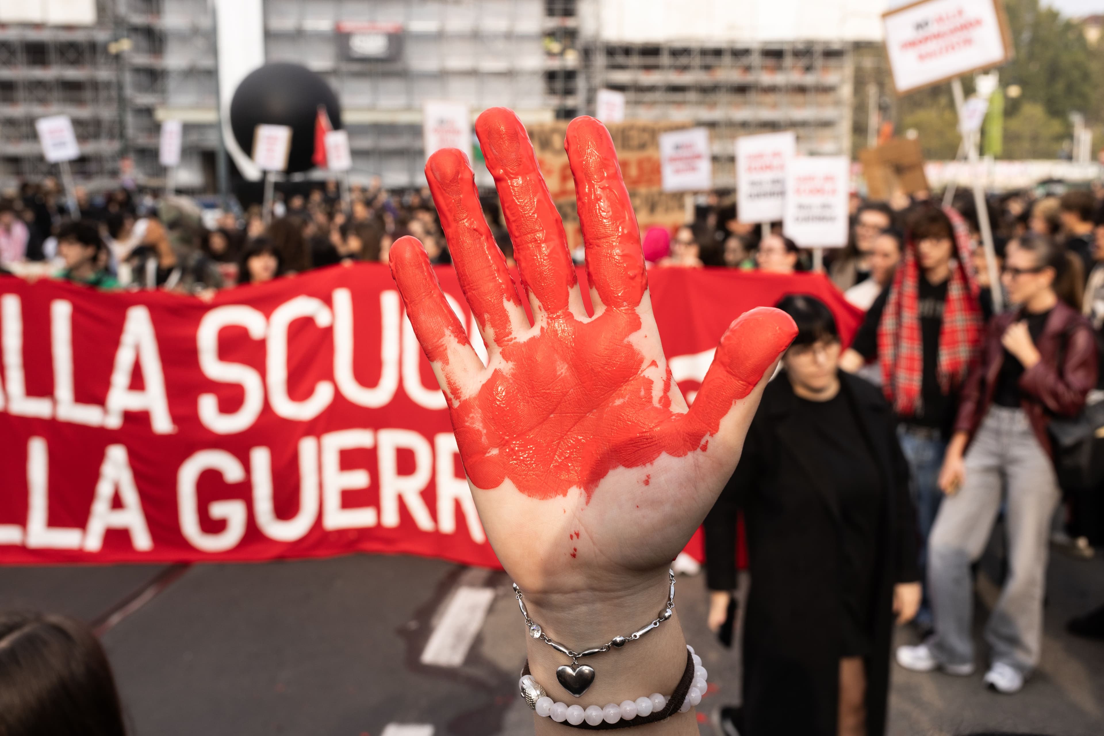 Ci avete rubato il futuro: la rabbia dei ragazzi invade l’Europa