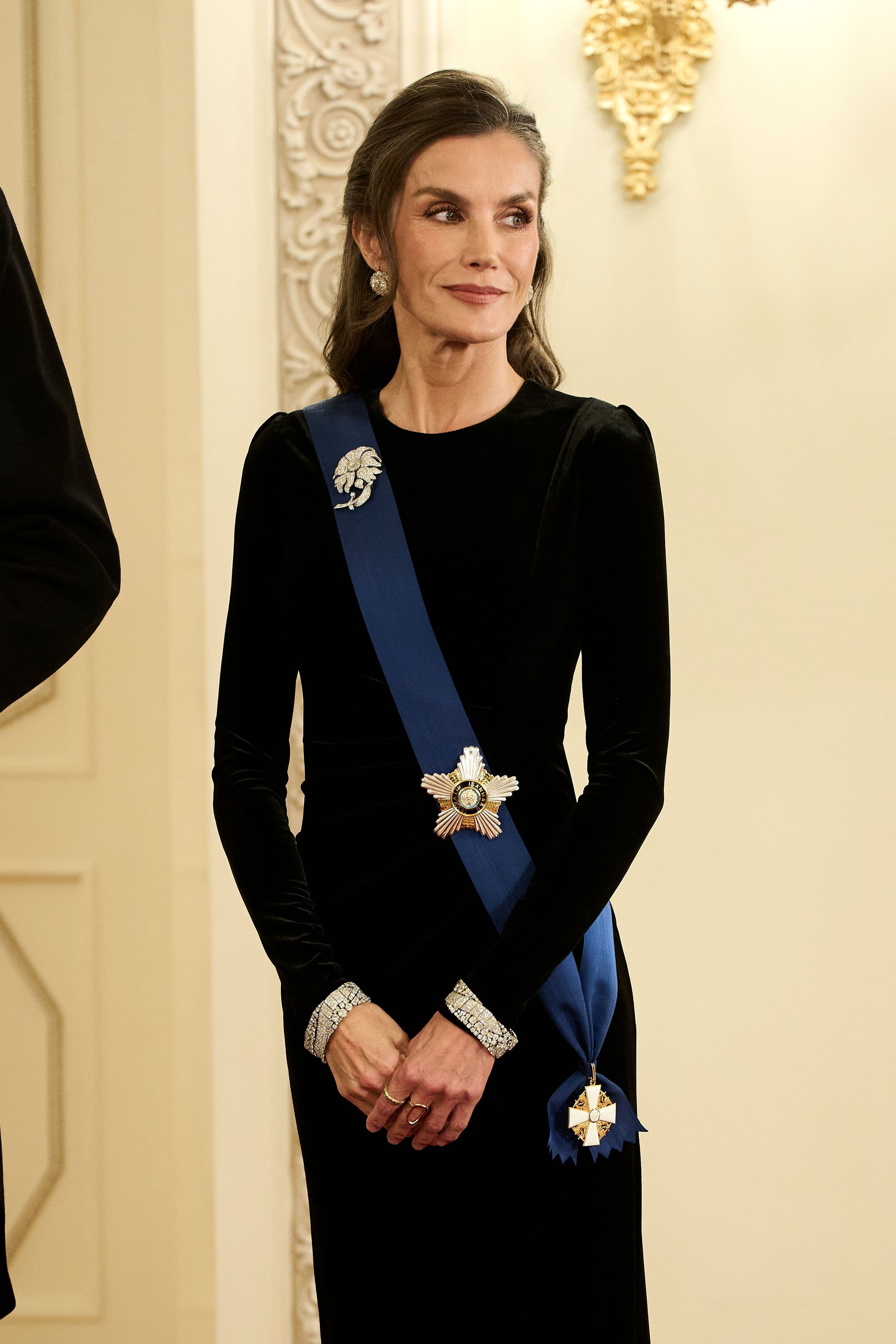 Letizia di Spagna, un vecchio abito di velluto illuminato dai gioielli degni di una regina (ma non la tiara) per la cena di Stato in Finlandia