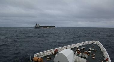 Sequestro di una petroliera russa nell’Atlantico: gli USA rafforzano la stretta contro la “flotta fantasma”