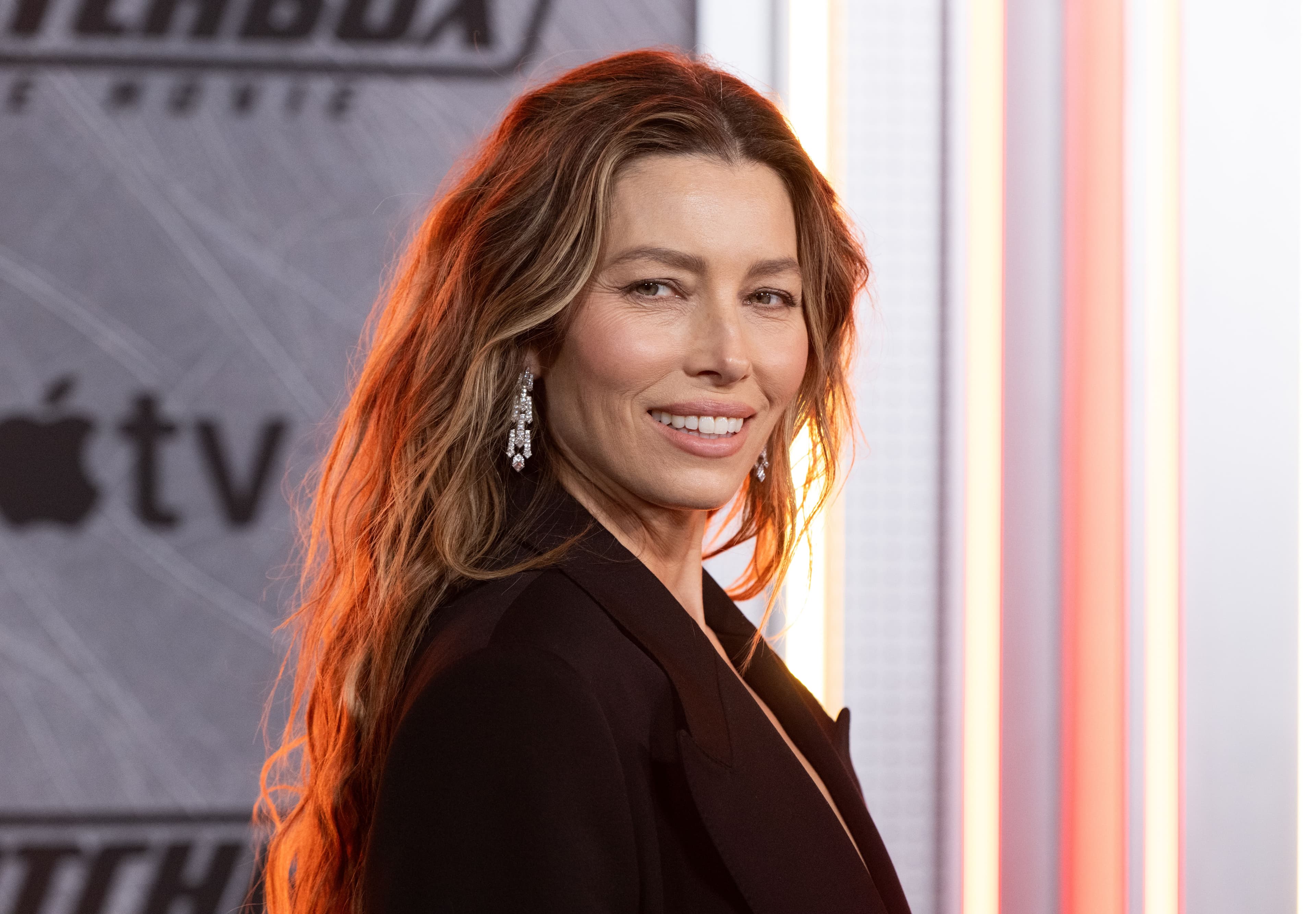 Jessica Biel con capelli extra lunghi e onde in stile California surfer