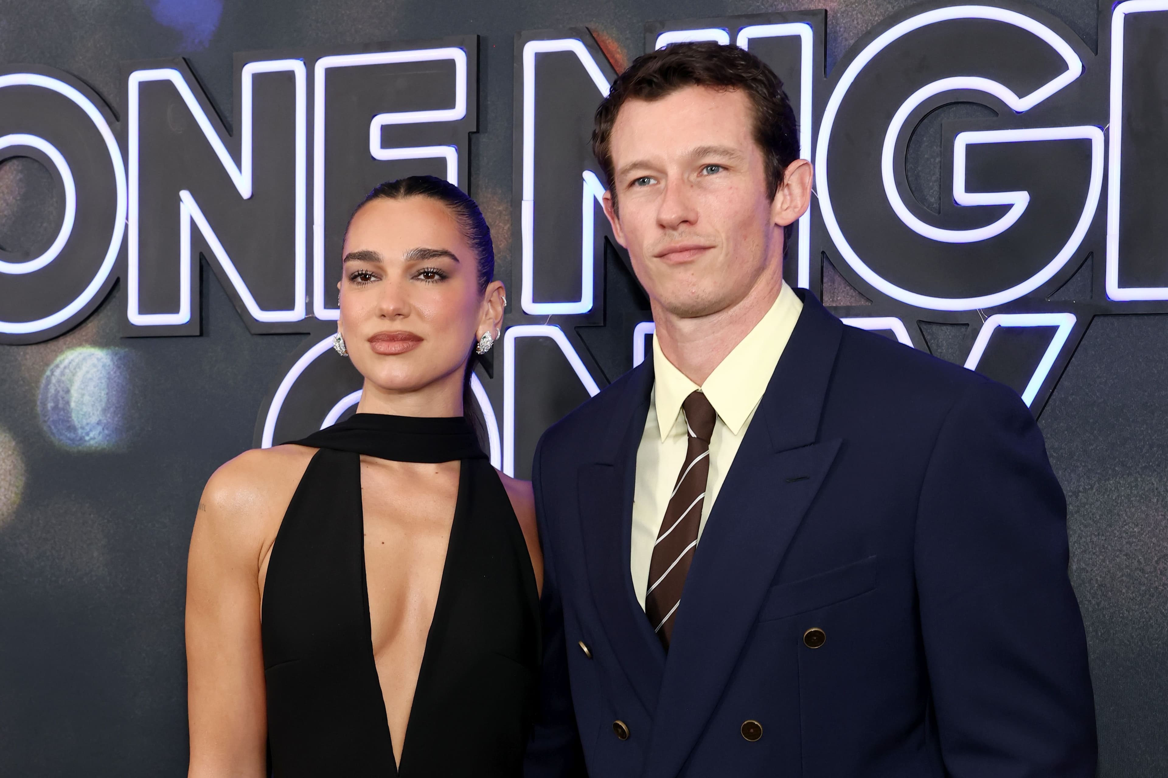 Dua Lipa e Callum Turner sul red carpet di One Night Only dopo il matrimonio: la nuova power couple di Hollywood è più affiatata che mai