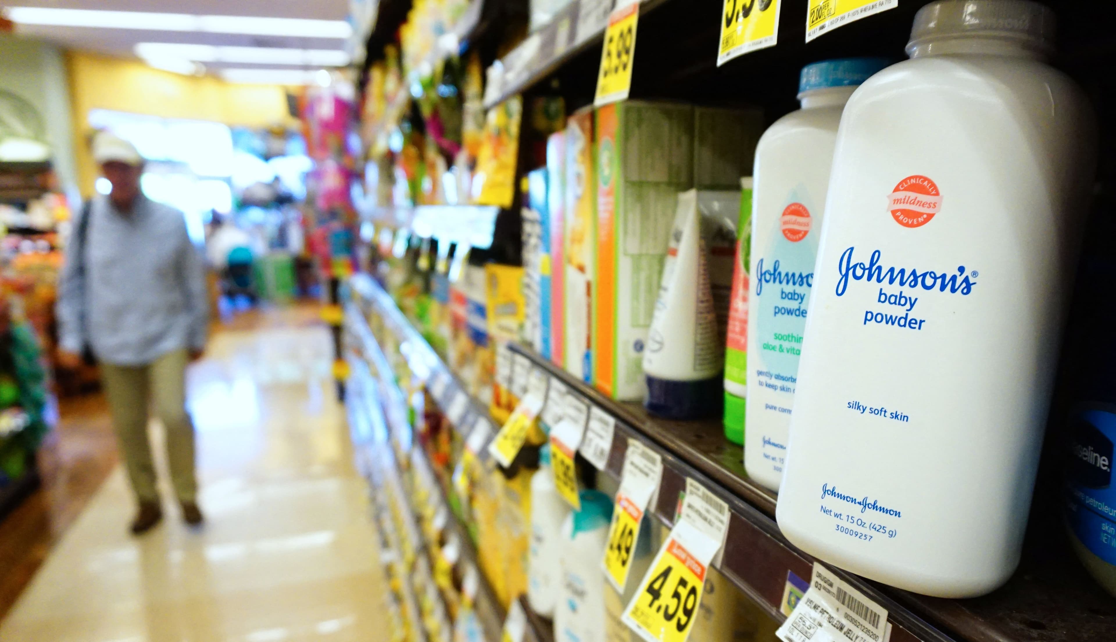 Talco cancerogeno: Johnson & Johnson paga 5,5 miliardi per chiudere una battaglia legale che dura da oltre dieci anni. Che cosa c'è alla base delle richieste di risarcimento di decine di migliaia di donne