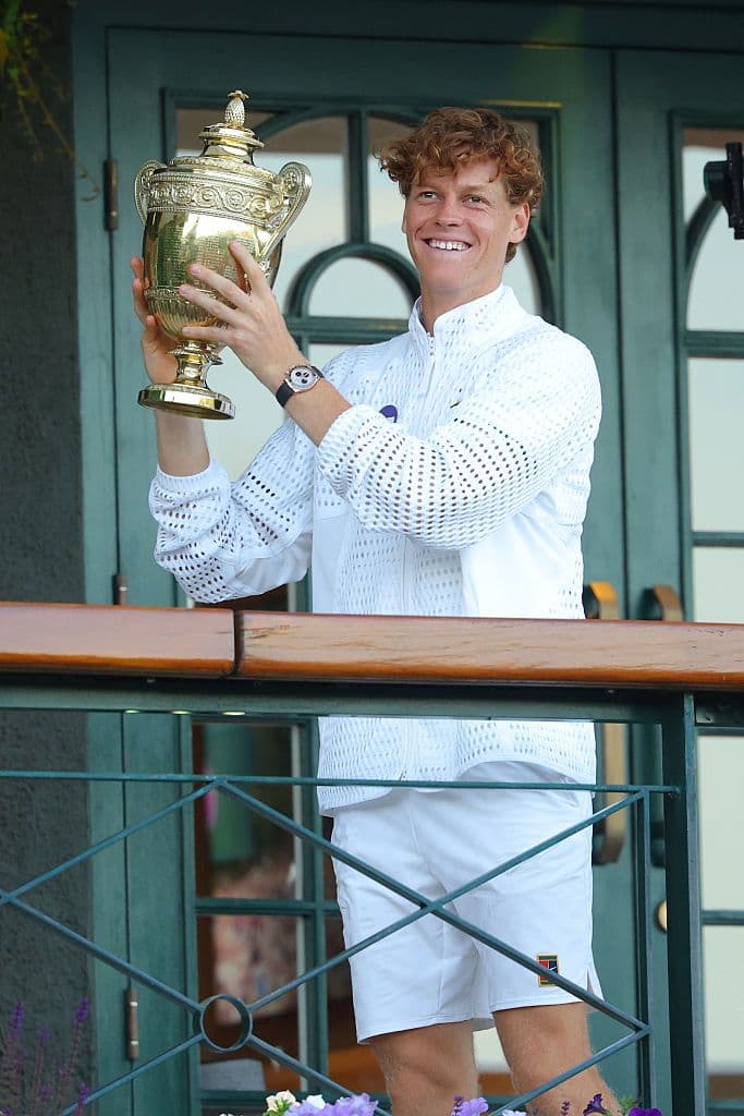 Il sorriso di Jannik Sinner ancora campione a Wimbledon: «Ho visto che mia mamma è uscita un paio di volte…»