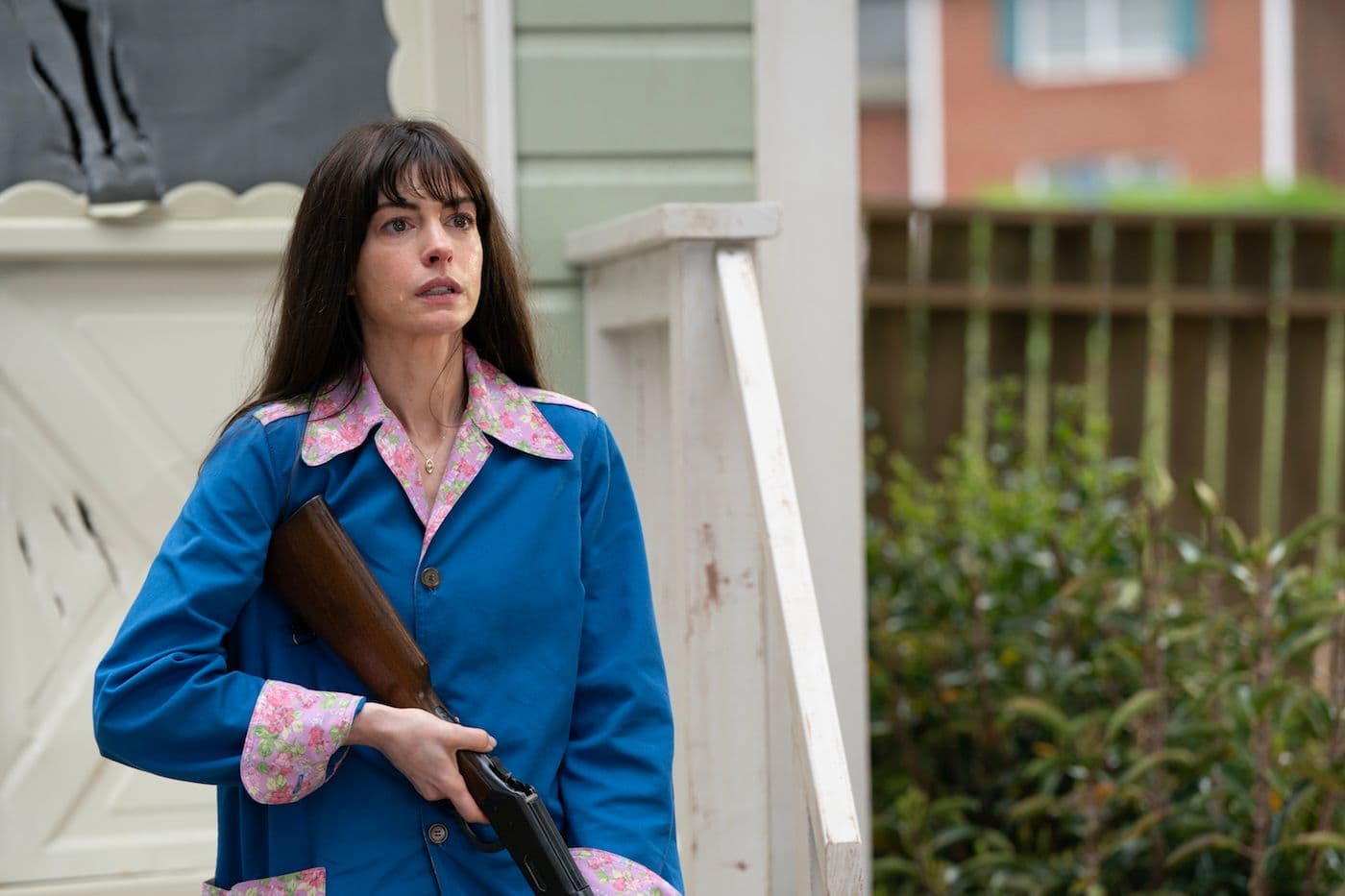 La fine di Oak Street: nelle sale il film in cui Anne Hataway con un fucile a pompa caccia i dinosauri dal giardino (insieme a Ewan McGregor)