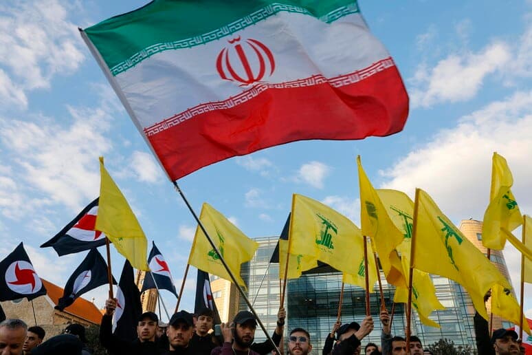 La crisi Iran Usa Israele si allarga con l’ingresso di Hezbollah nel conflitto.
