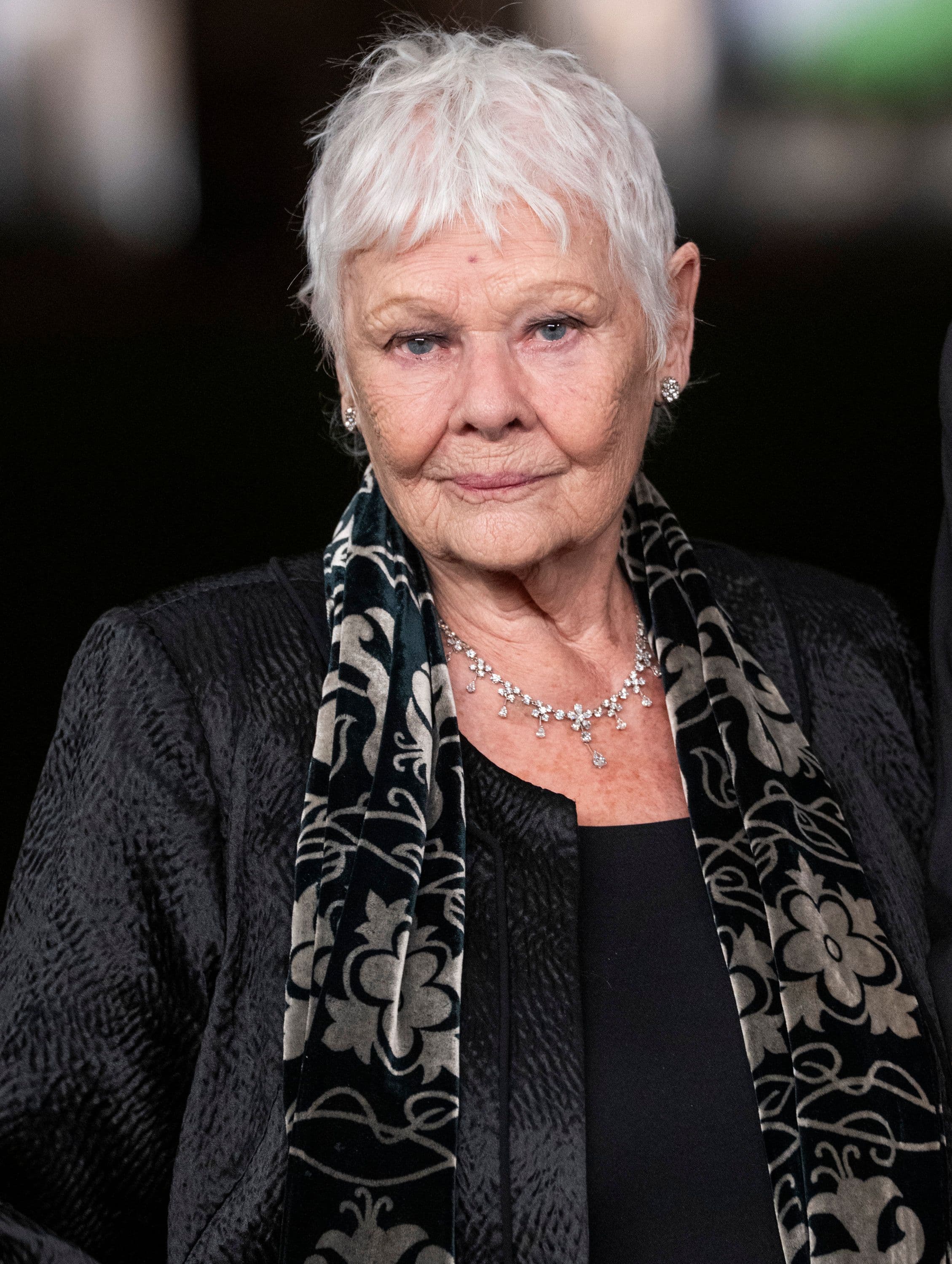 Judi Dench, 91 anni e nessuna intenzione di ritirarsi: «Vorrei morire in camerino, dopo uno spettacolo. E a 100 anni lanciarmi da un aereo»