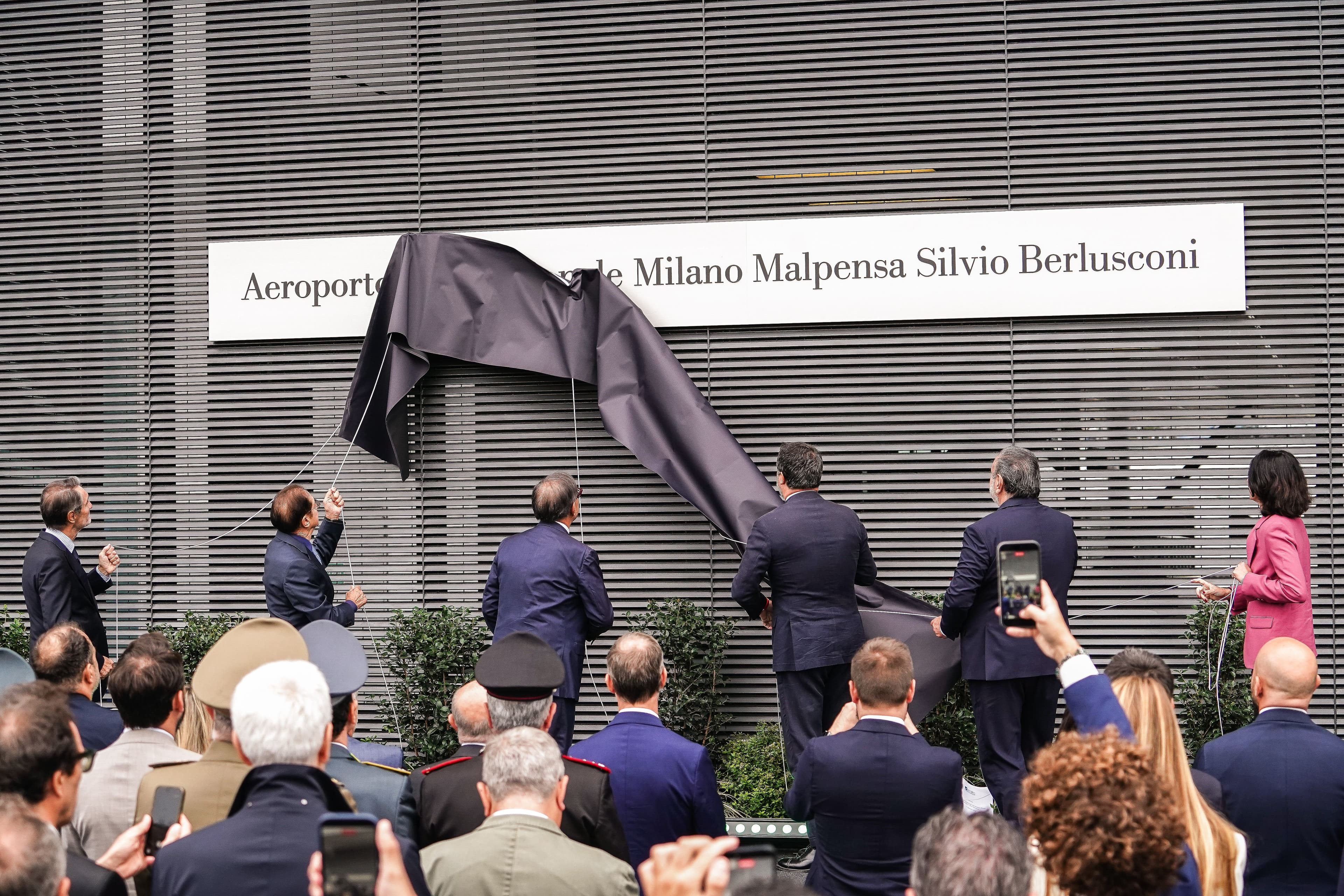 L’aeroporto di Milano Malpensa ufficialmente intitolato a Silvio Berlusconi. Ed è subito polemica