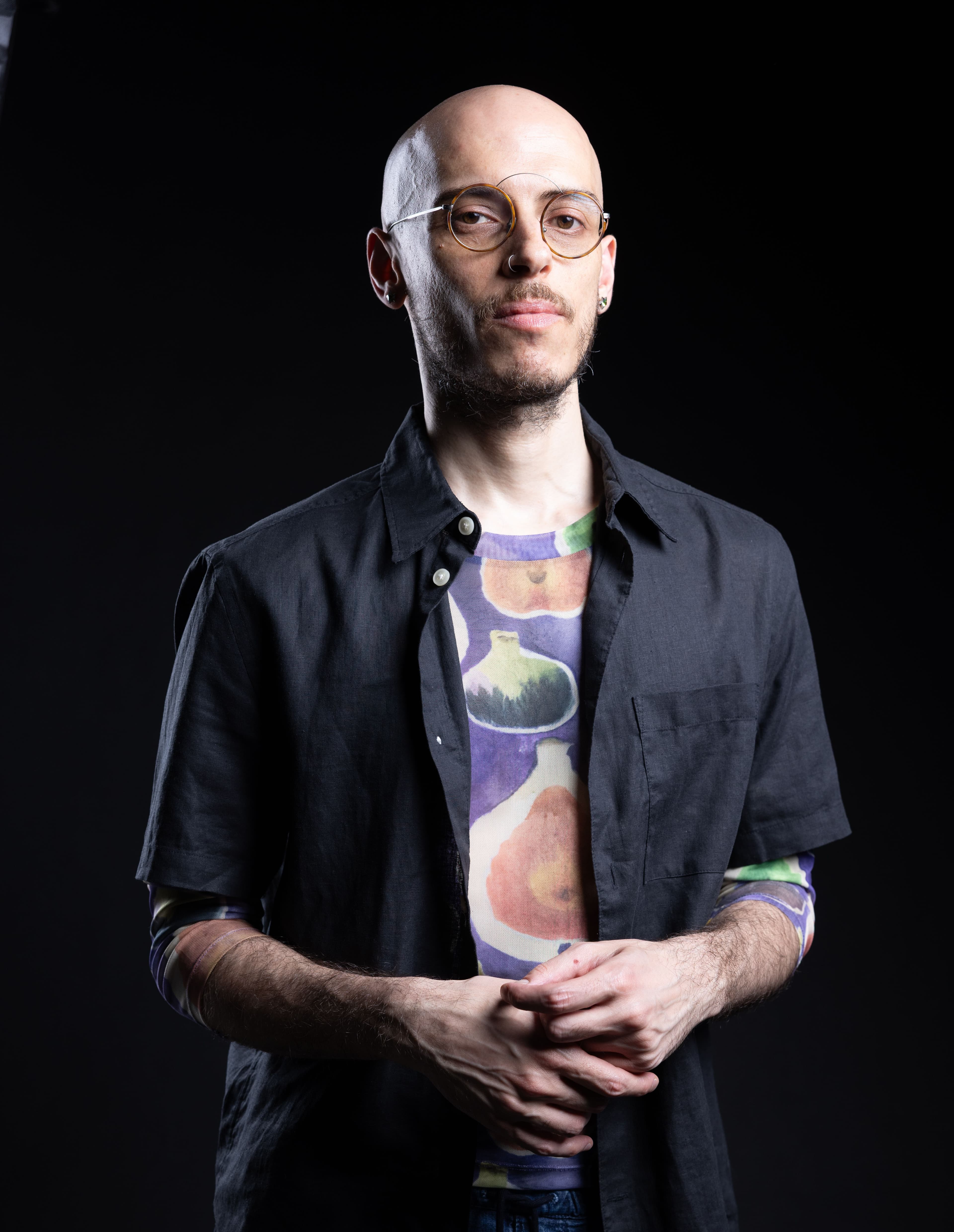 Jonathan Bazzi: «Per tre anni non sono più riuscito a scrivere, e da quando ho la diagnosi di ADHD non ricorro più ad alcol e Xanax. Ho visto morire Mirtilla, la gatta da cui è nato Bestiola, e oggi la morte mi fa meno paura»