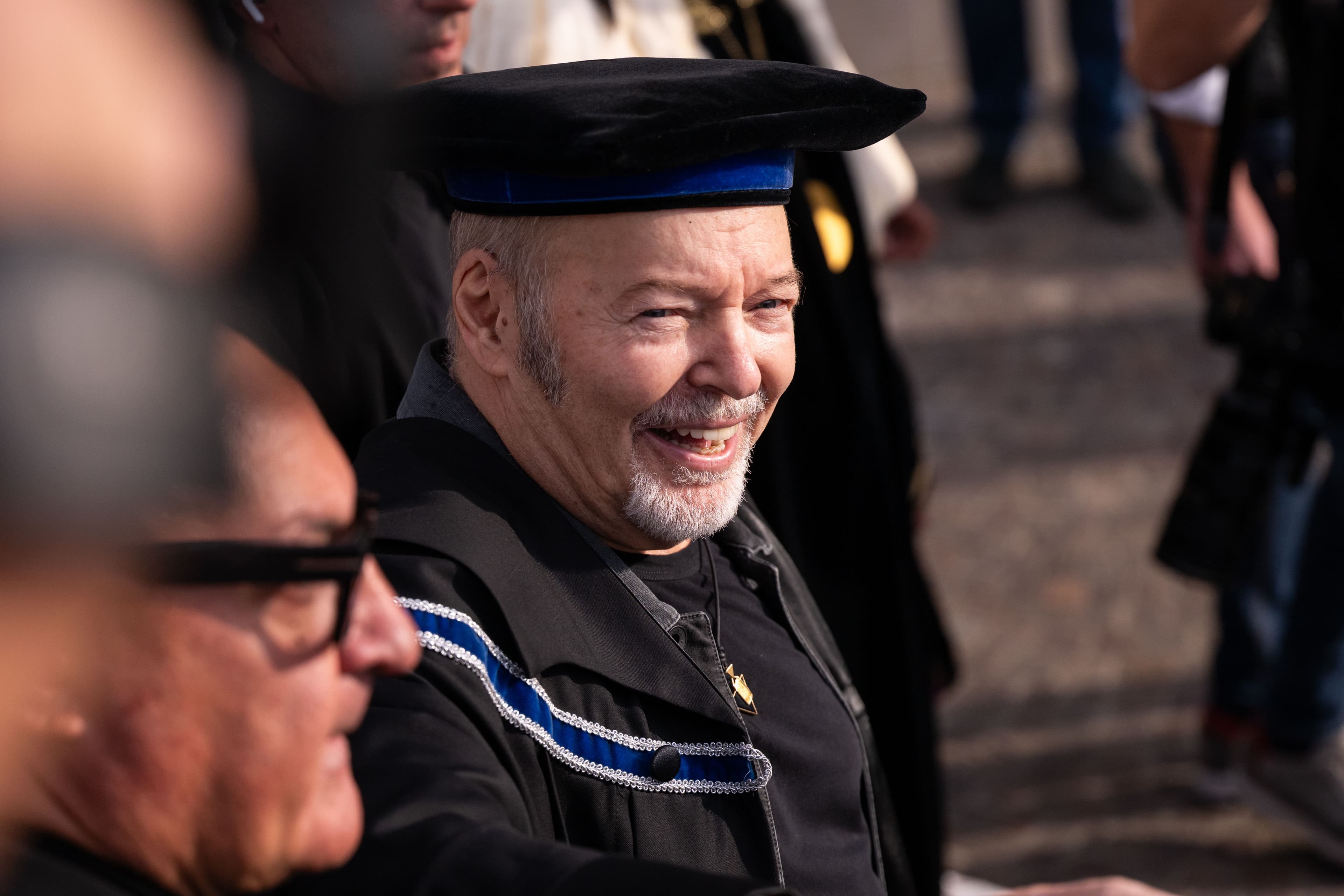 Vasco Rossi riceve il dottorato honoris causa: «La libertà non è il diritto di fregarsene degli altri. Studio e conoscenza rendono liberi dall’ignoranza e dai pregiudizi»