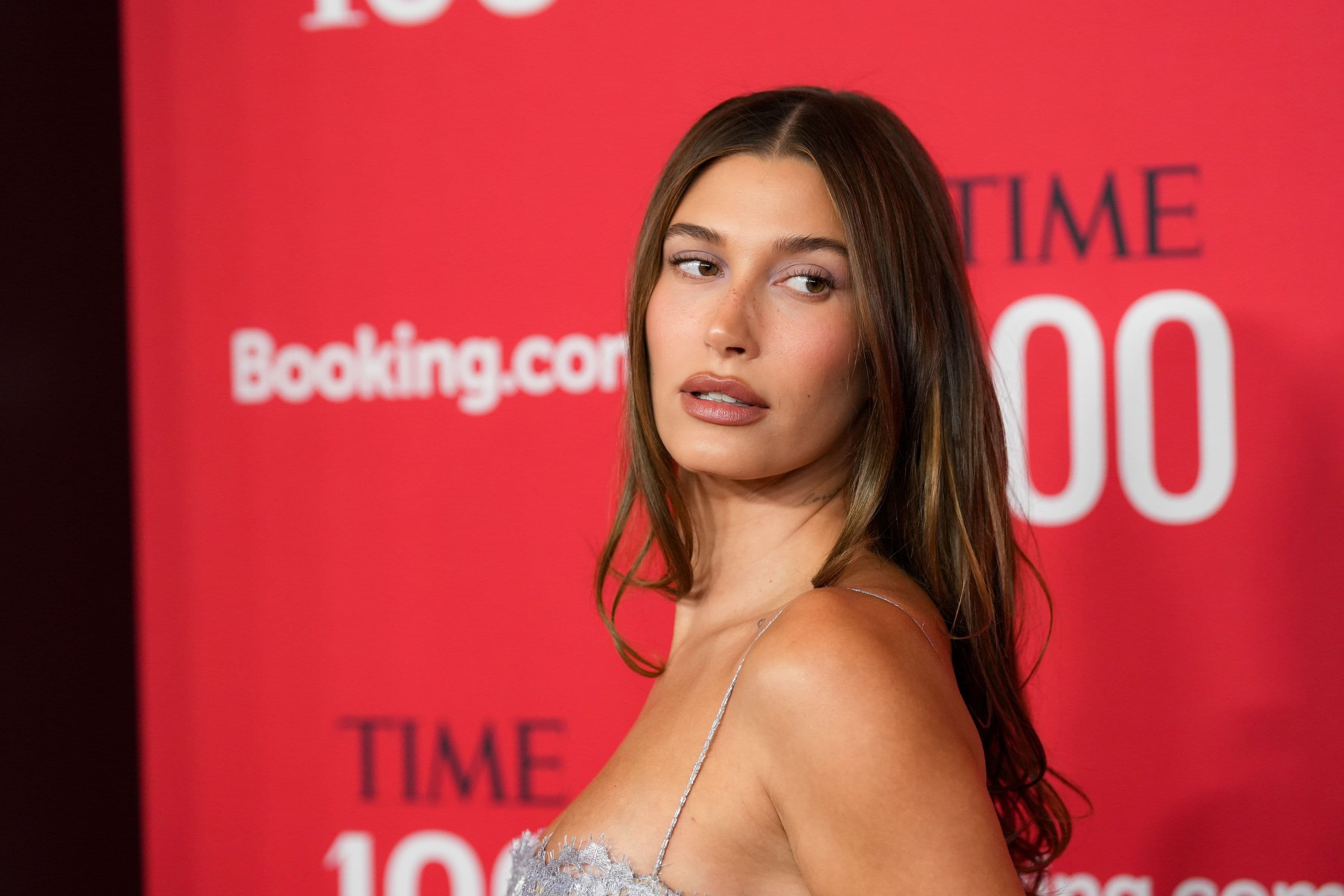 Hailey Bieber e il cerchietto a zig zag anni ‘90 (che costa meno di 5 euro)