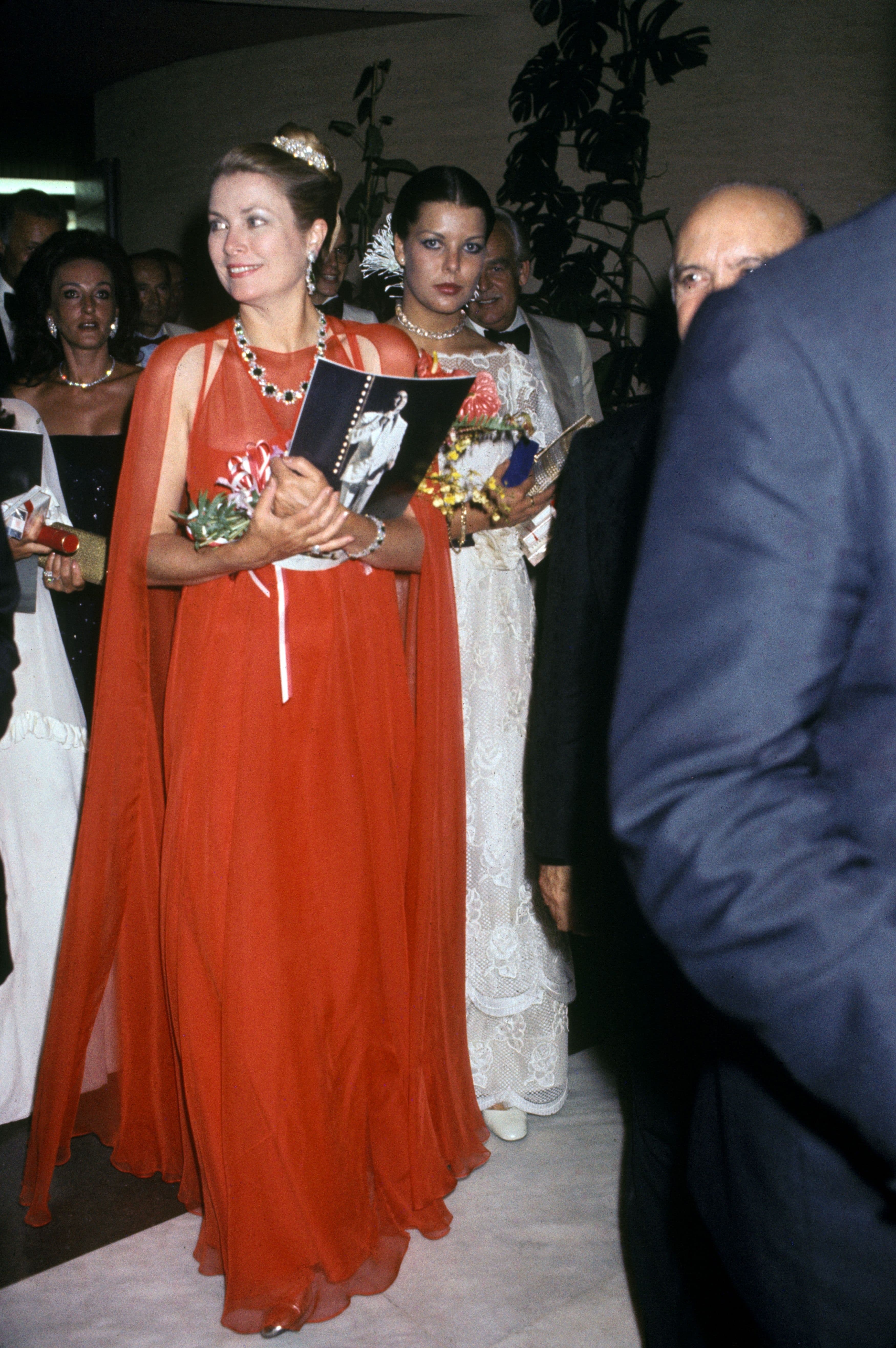 Grace di Monaco, che con il suo stile impeccabile portò il glamour al Gala della Croce Rossa: tutti i suoi outfit più incantevoli