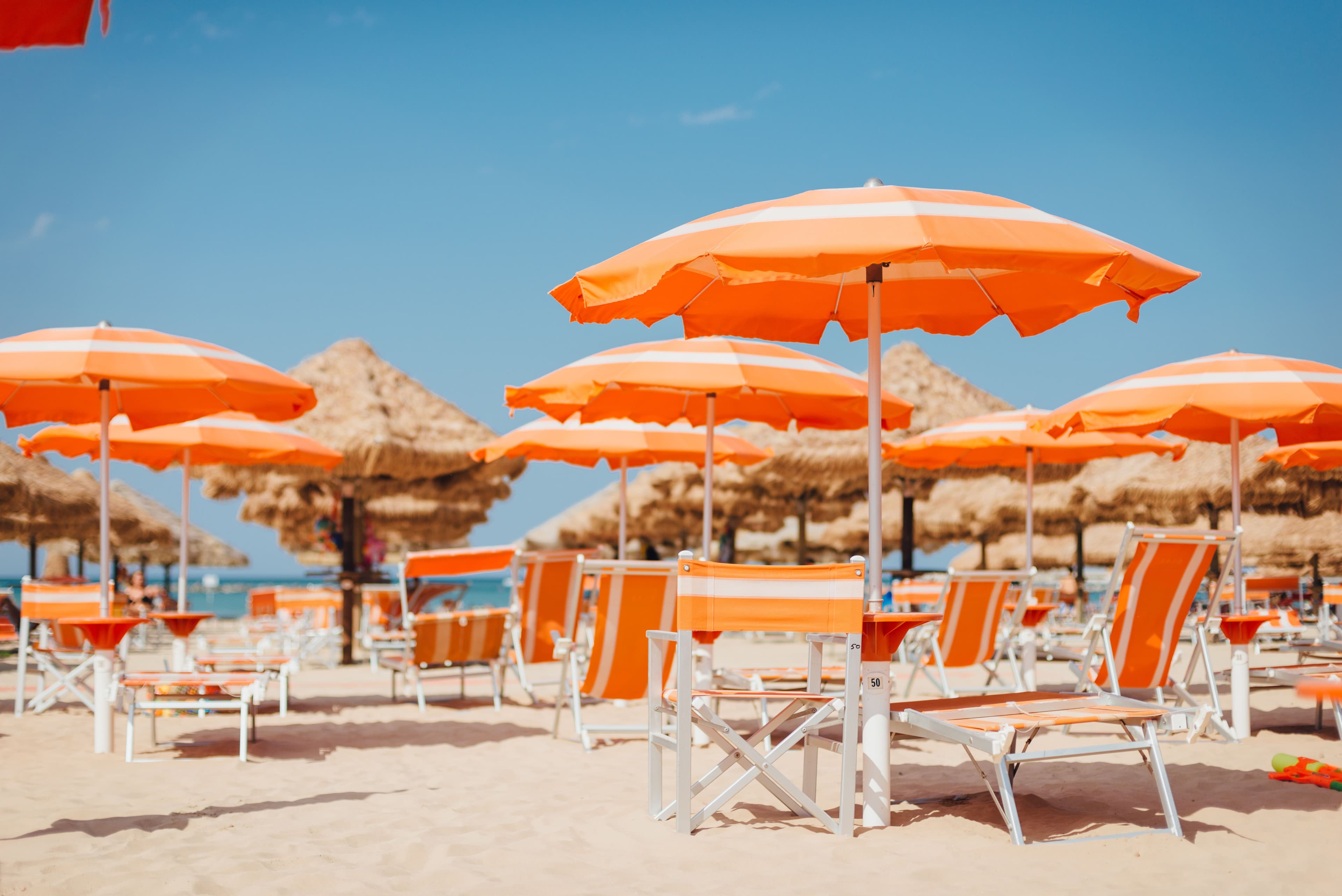 Lettino, Spritz e hotel: la mappa delle spiagge dove l'estate costa meno