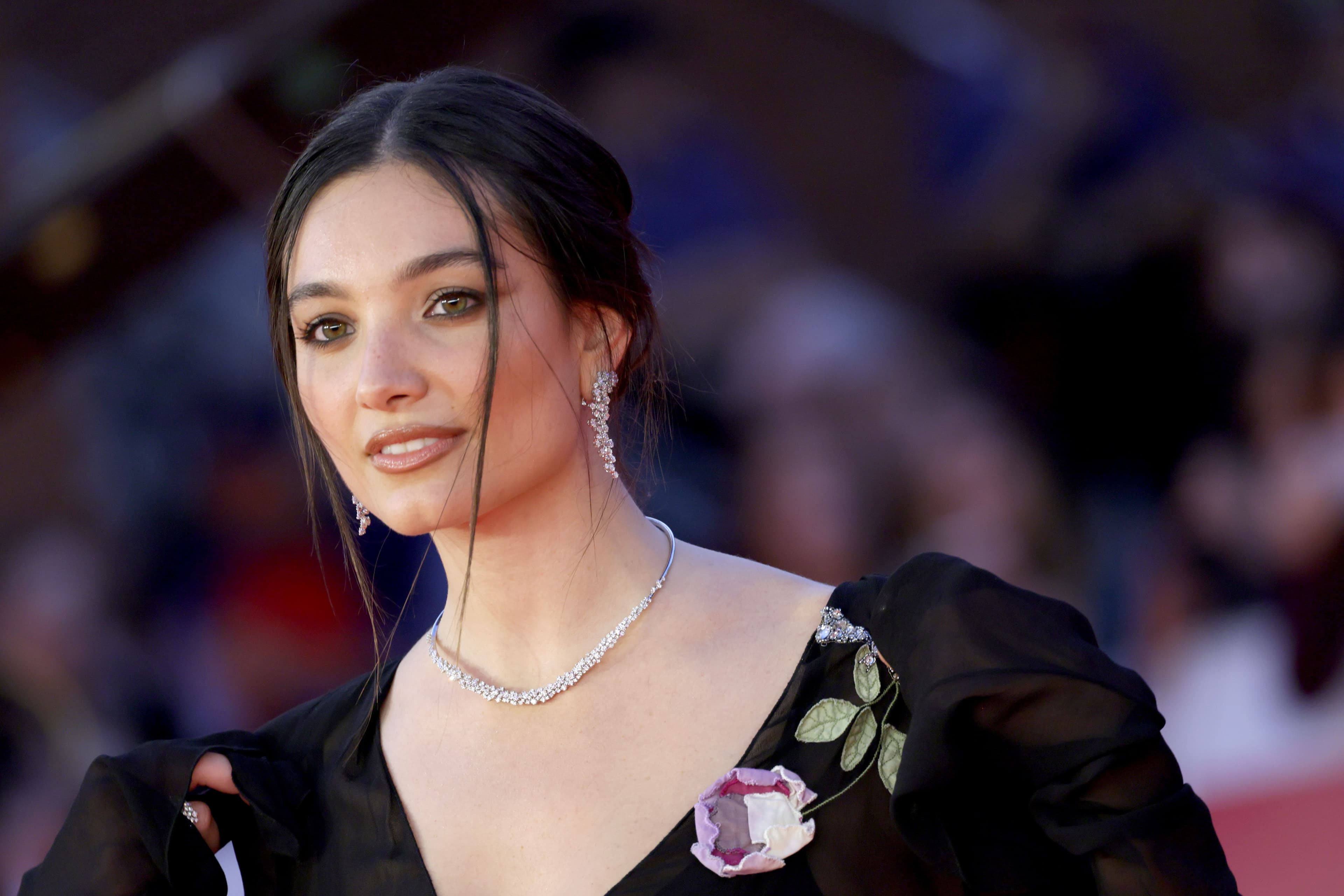 Festa del Cinema di Roma 2026, Mariasole Pollio con beauty look mediterraneo e gli altri beauty look sul red carpet del film Je so’ pazzo su Pino Daniele