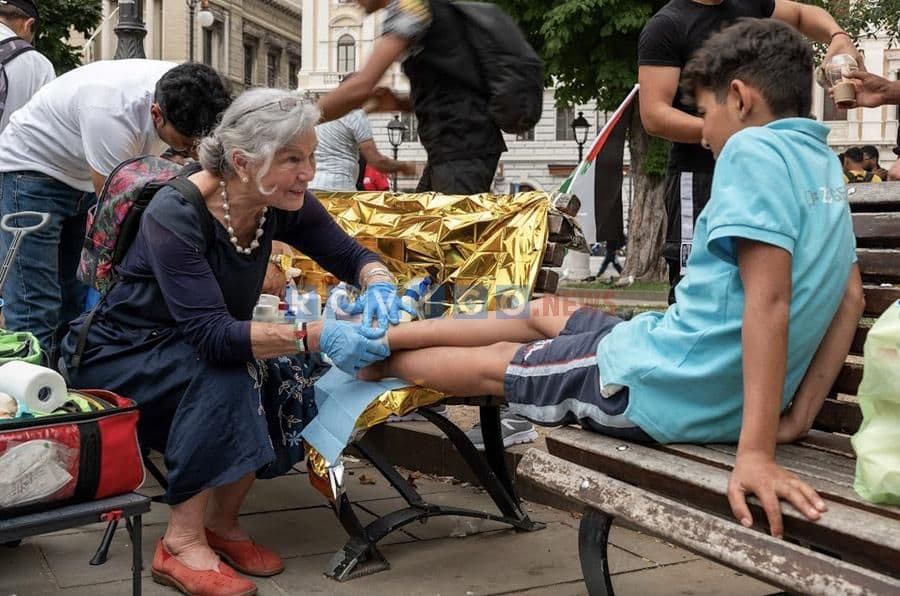 La storia di Lorena Fornasir, che a 61 anni è scesa in strada per aiutare i migranti: «Sono il capro espiatorio di una società dell'odio e precaria»