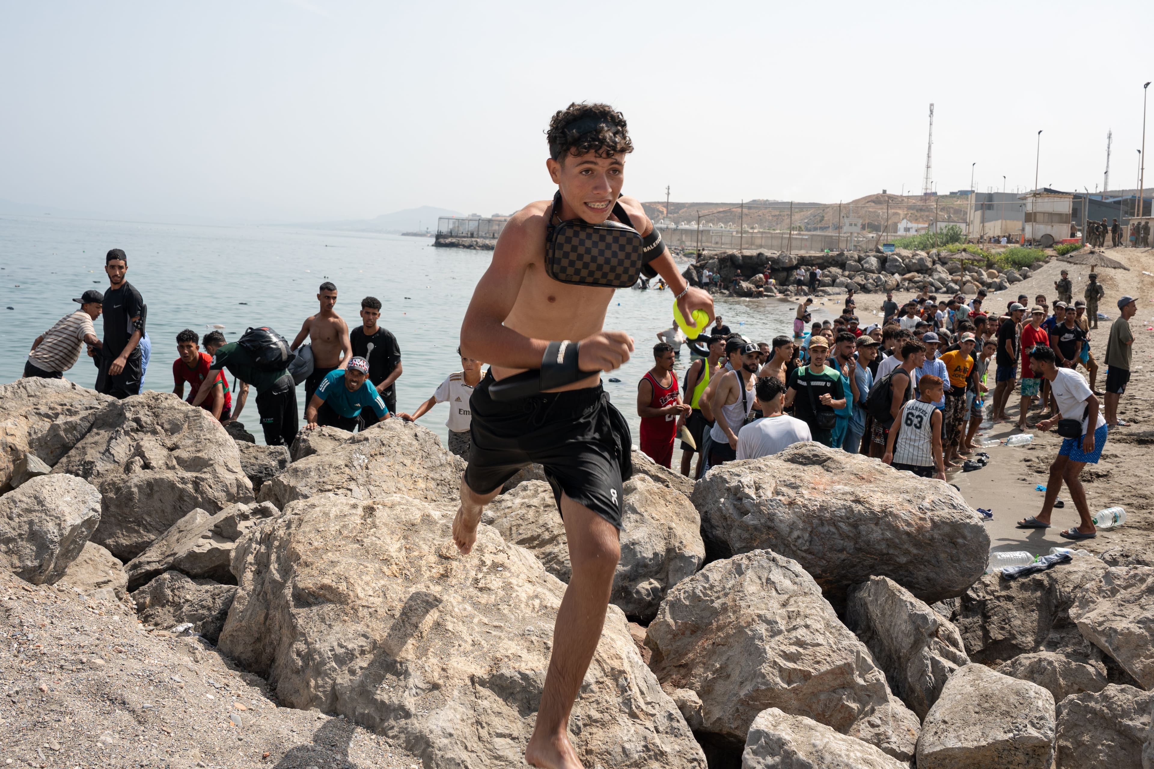 Ceuta, «Sono vivo, sono qui. Ce l'ho fatta»: le chiamate dei giovani migranti alle madri