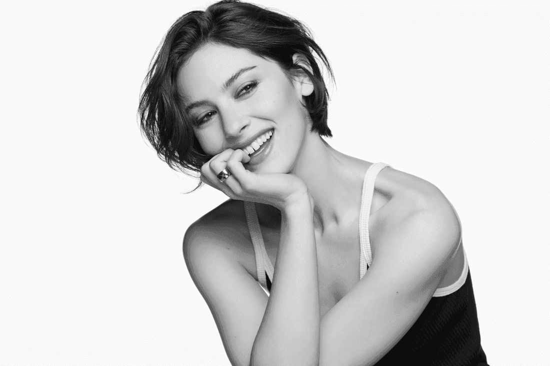 La cantante statunitense Gracie Abrams interpreta la nuova fragranza di Chanel Coco Mademoiselle Crush Absolu ( in vendita dal 19 agosto)
