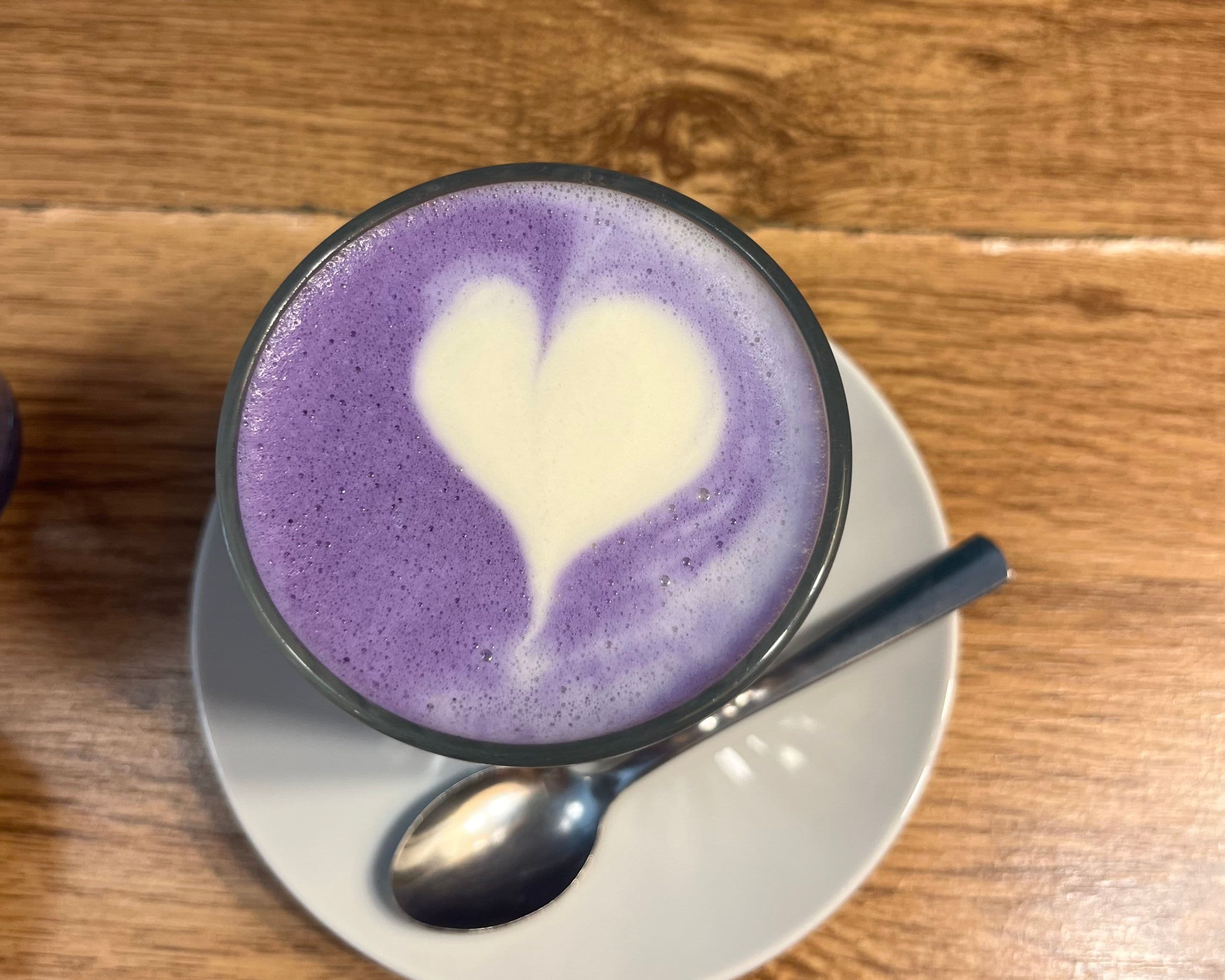 Basta matcha: ora si beve l’ube latte, senza zuccheri dal sapore di vanigliato