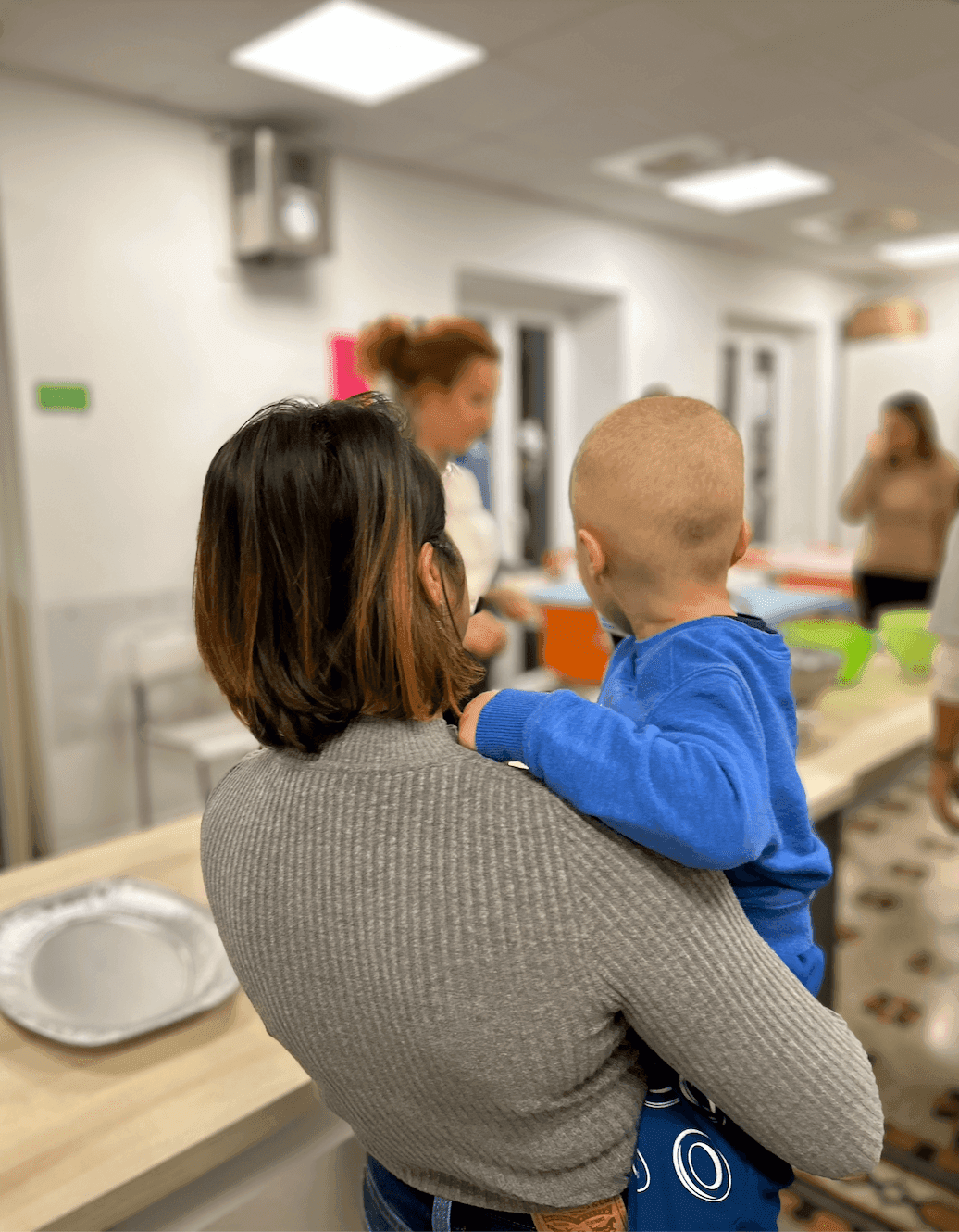 Curare lontano da casa un figlio malato di cancro può costare 35 mila euro l’anno. Una madre: «Servono più tutele per assistere chi sta male»