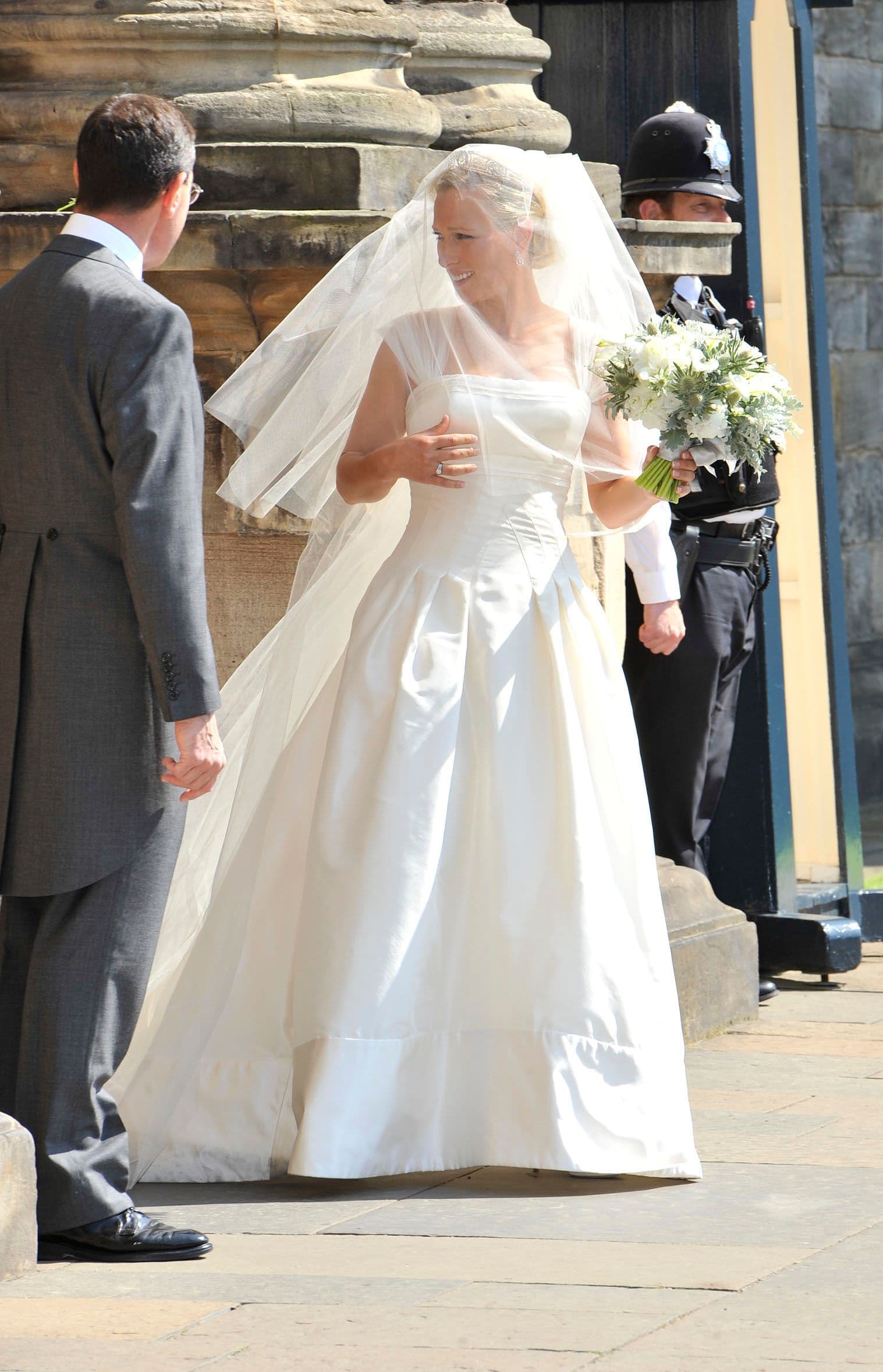Zara Tindall, che per il suo abito da sposa si rivolse al sarto preferito di sua nonna Elisabetta II. Tutto quello che c'è da sapere sul suo look nuziale a 15 anni dal matrimonio