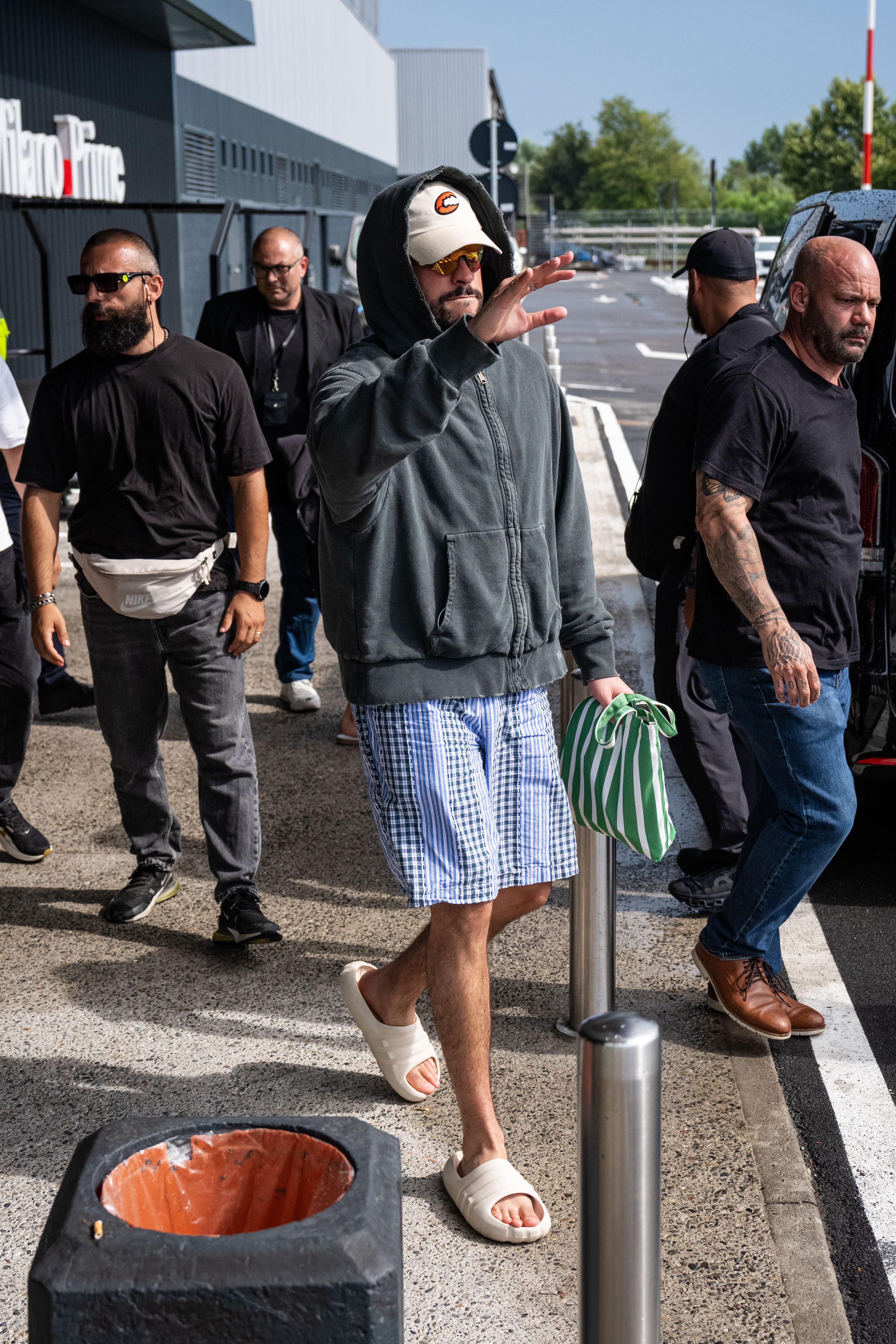 Bad Bunny è arrivato a Milano: le foto prima dei concerti, 160 mila fan e il mistero della Casita