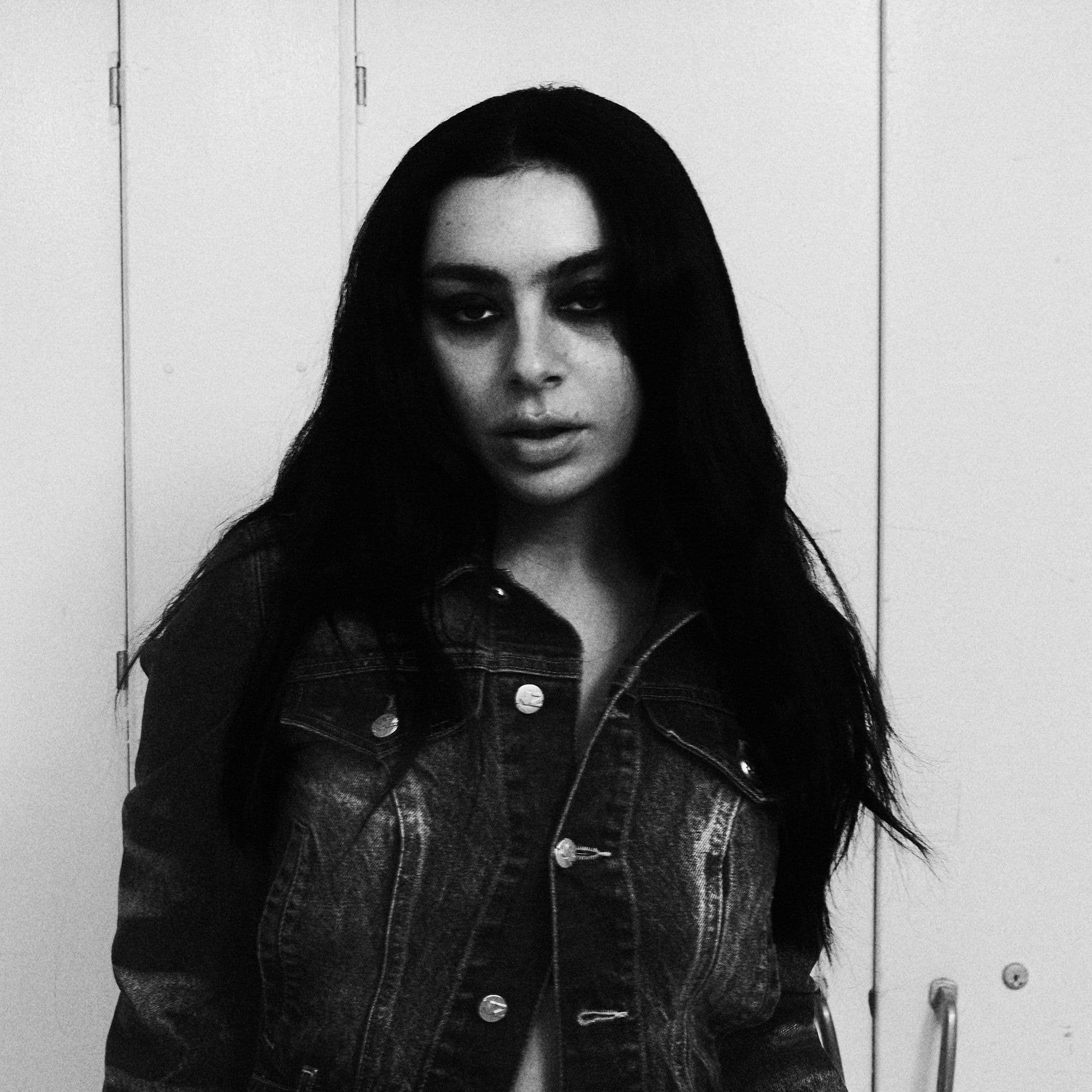 Charli xcx dichiara morto il dancefloor: in Music, Fashion, Film uccide Brat e cambia di nuovo pelle