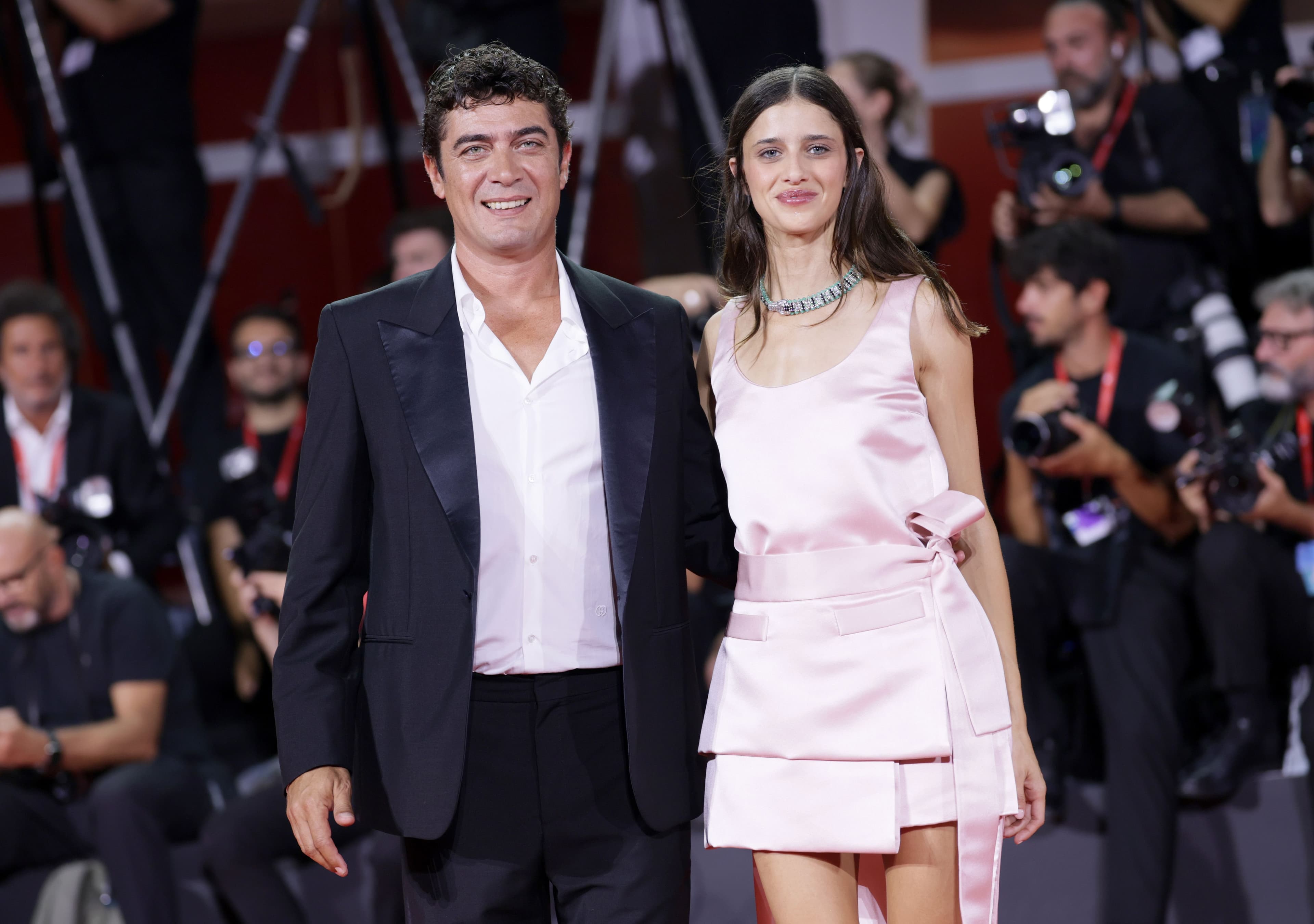 Riccardo Scamarcio e Benedetta Porcaroli, il conte e Mina nel Dracula di Audible. Lui ironizza: «Il femminismo anche qui? Lasciamo stare Dracula almeno, vi prego». Lei: «È la storia di una che si libera, lo è al cento per cento»