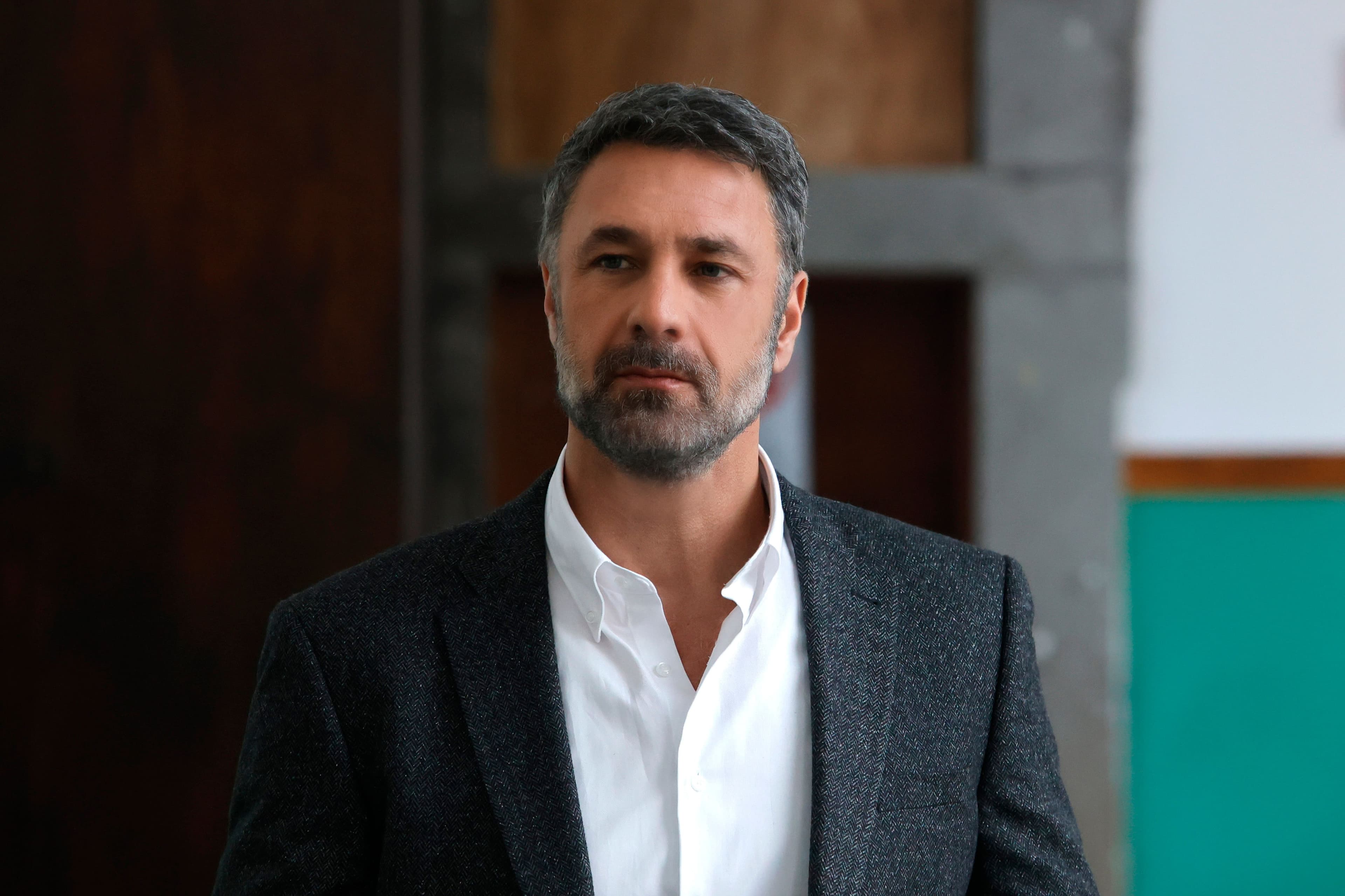 Raoul Bova: «Vietare i social sotto i 15 anni è necessario. E l'educazione sentimentale dovrebbe diventare una materia. Da ragazzo volevo fare il maestro»
