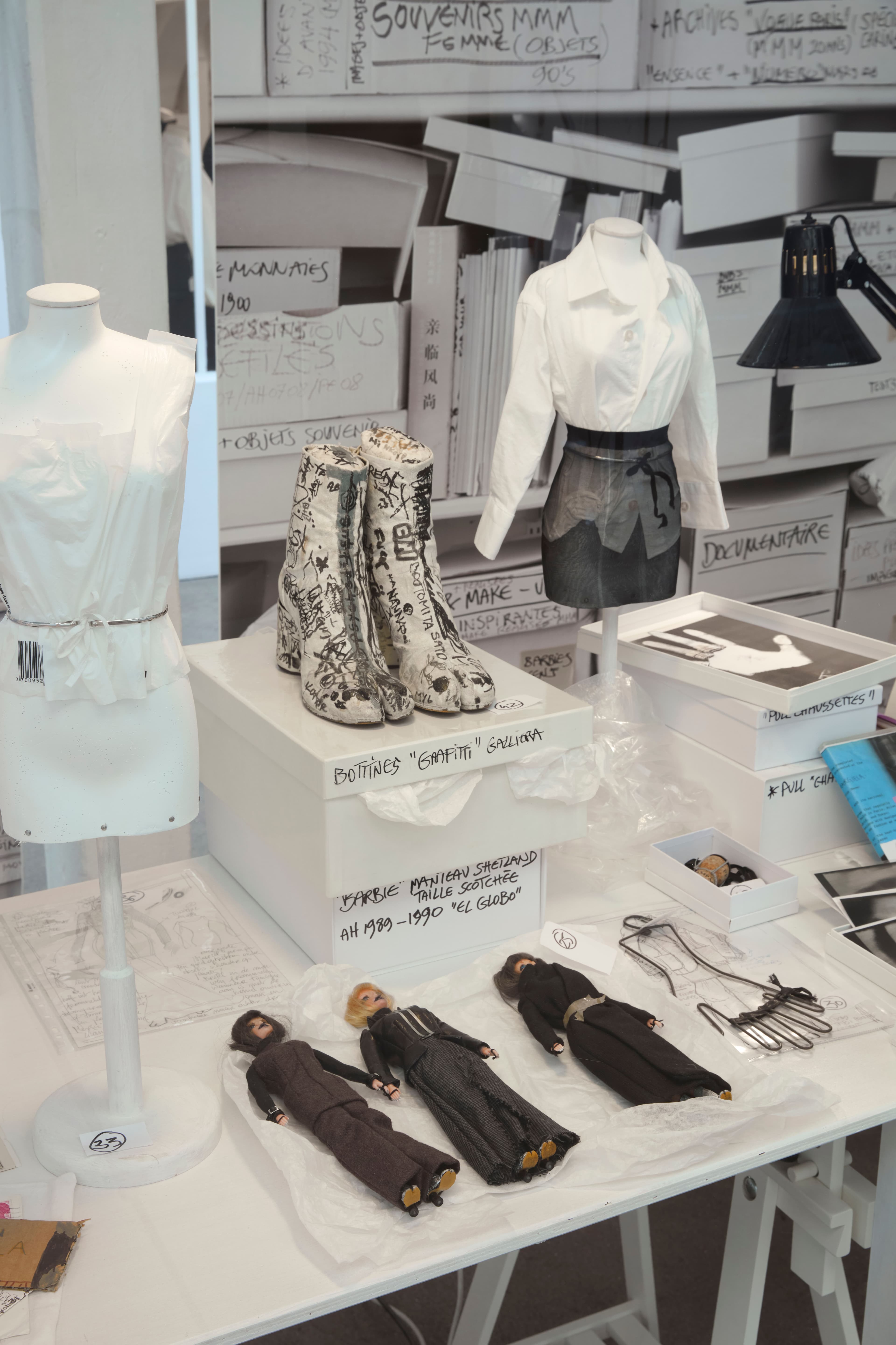 Martin Margiela, l'asta dei record. Venduti tutti i 195 lotti, tra cui un paio di Tabi Boots del 1991 per una cifra da capogiro