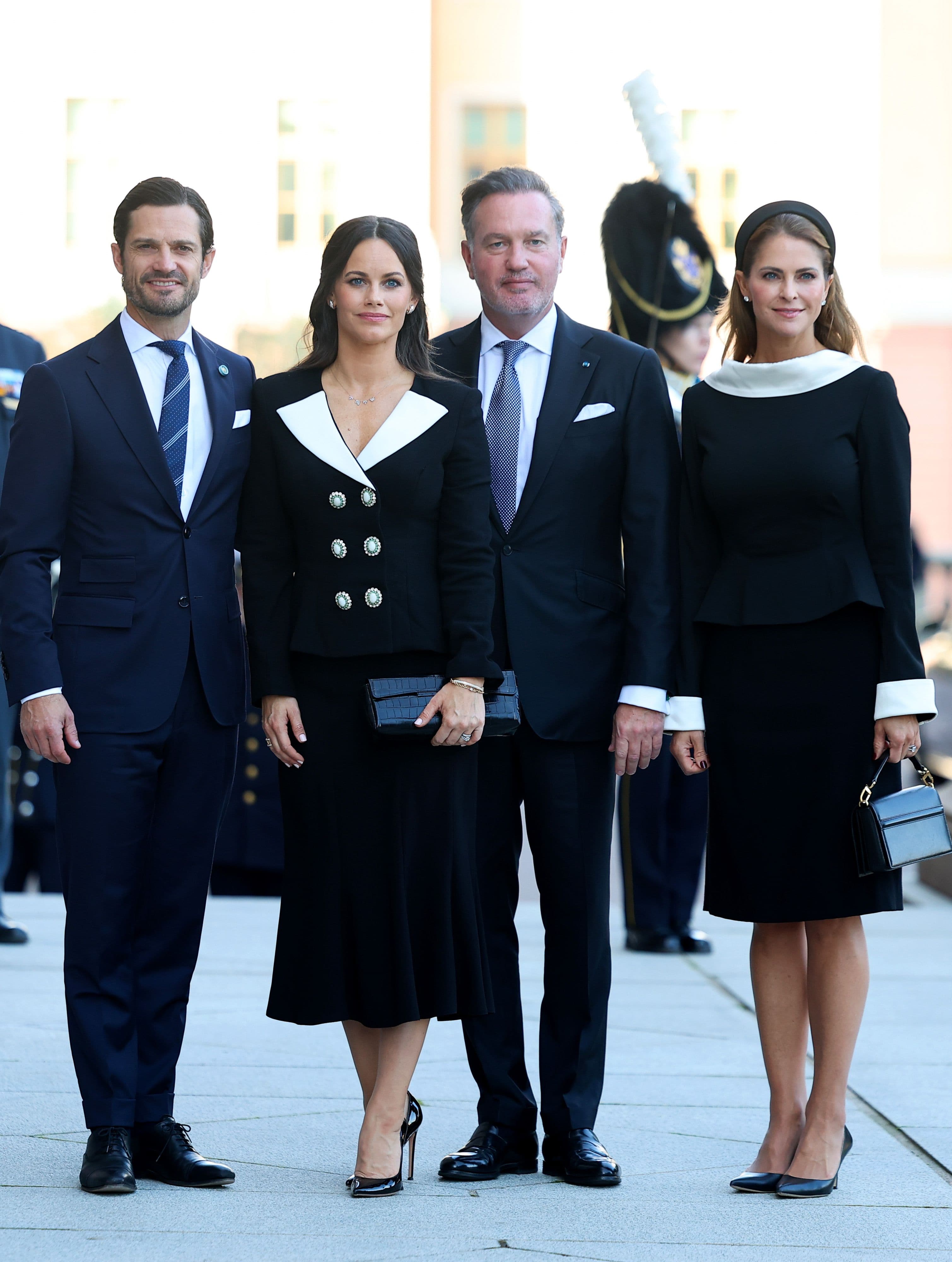 Le reali svedesi in bianco e nero all'apertura del Parlamento: i loro look all'insegna di un'antica tradizione. Che sanno reinventare in chiave fashion