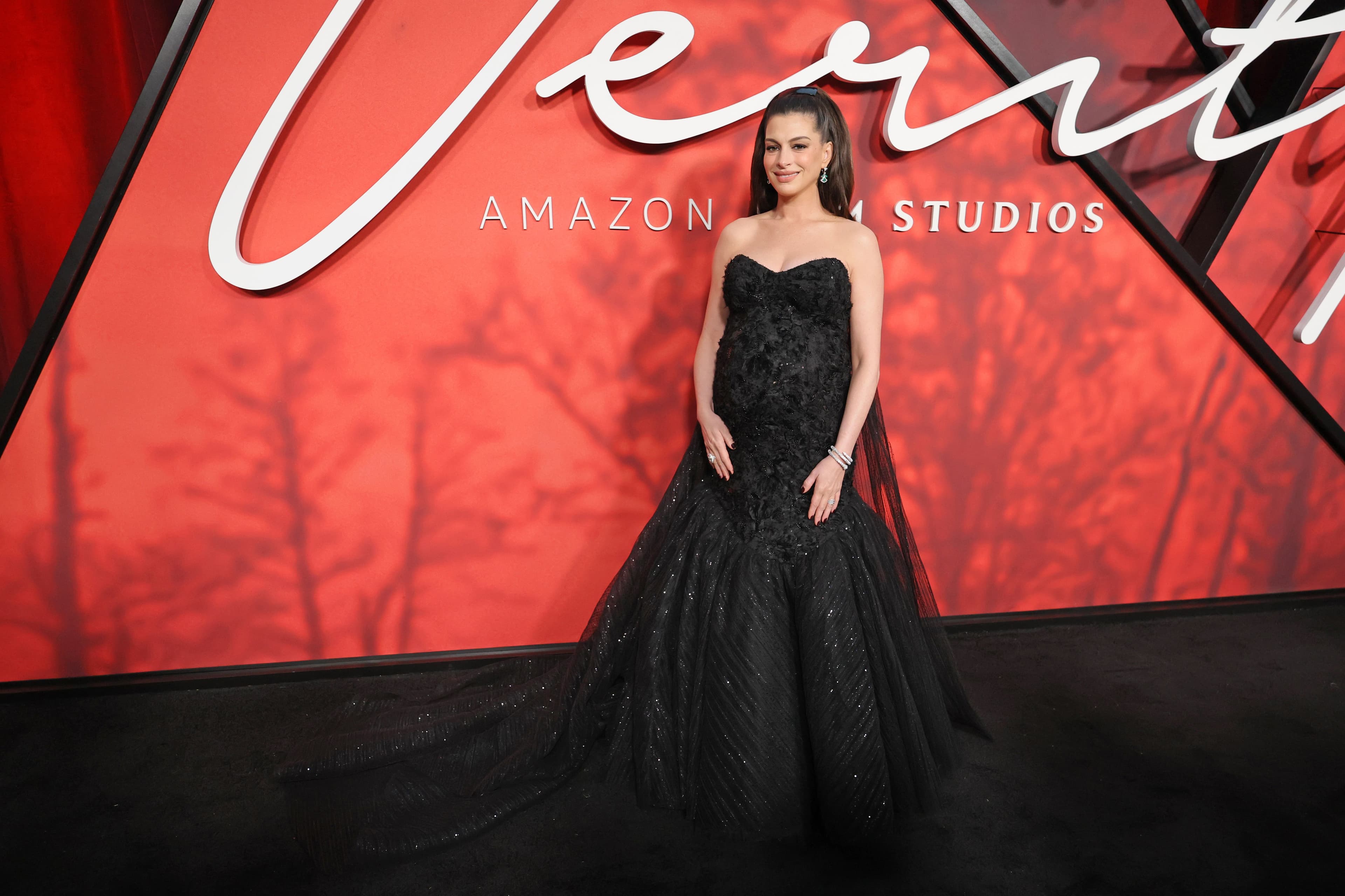 Anne Hathaway, incinta del terzo figlio, alla première di Verity: «È stata una gravidanza sana e relativamente tranquilla, e ora posso chiudere con il lavoro per il resto dell’anno»