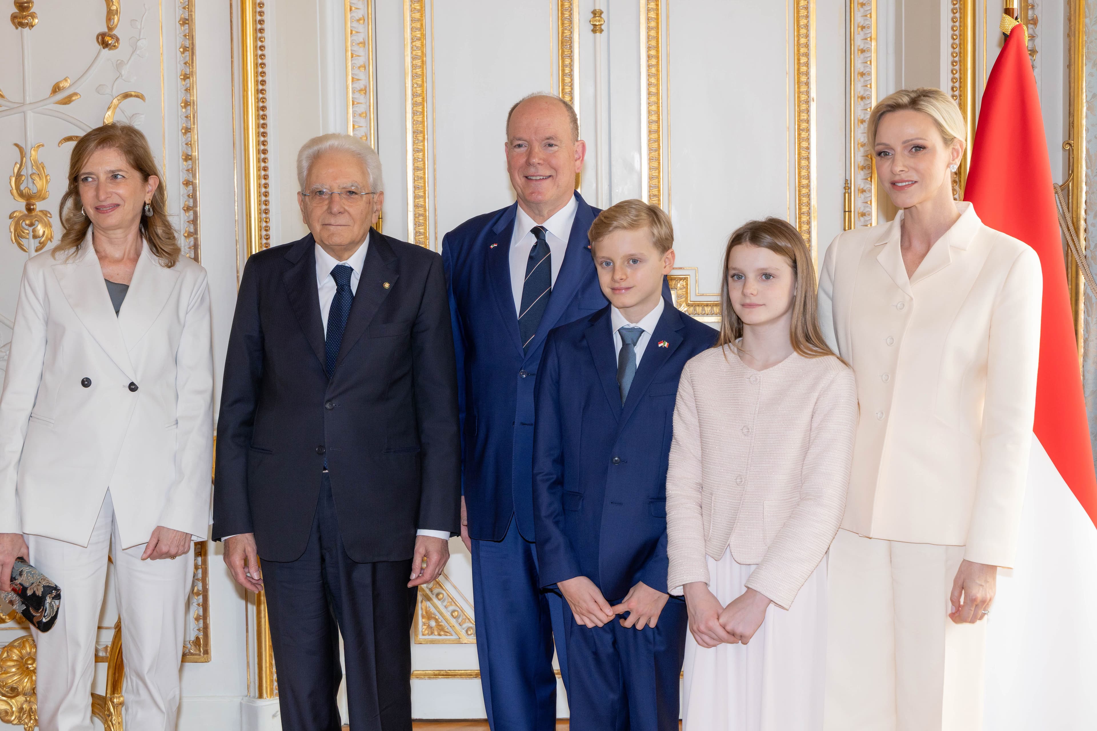 Sergio Mattarella a Monaco con la figlia Laura: Alberto e Charlène lo accolgono a Palazzo, Jacques e Gabriella lo salutano in italiano
