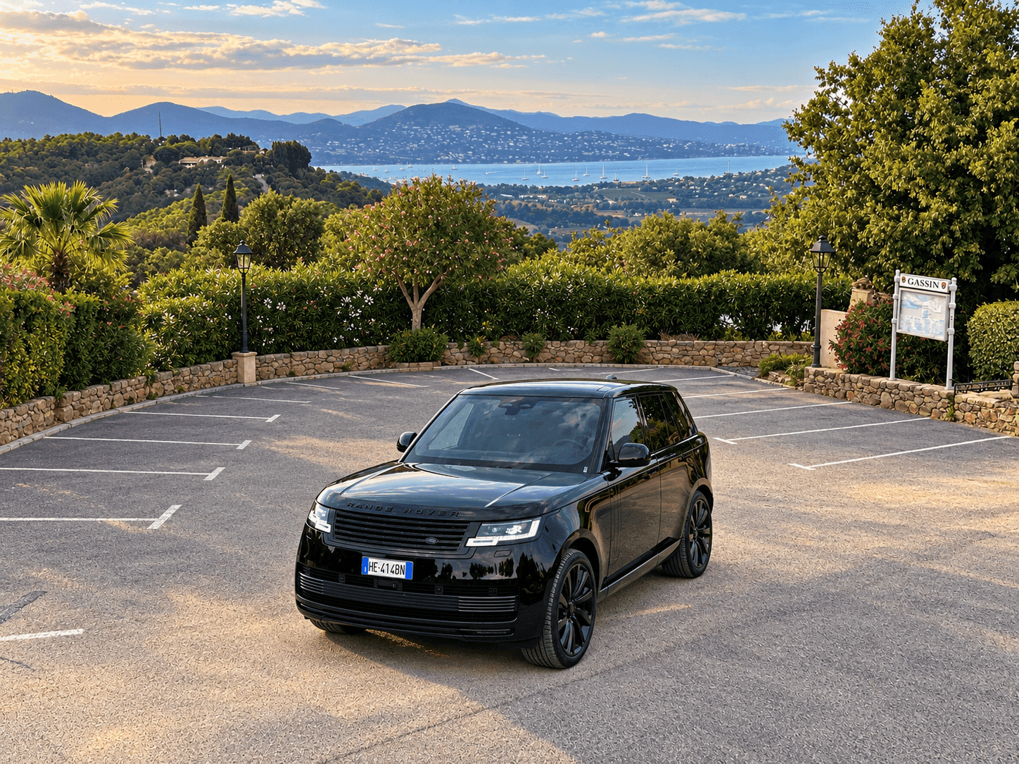 Range Rover SV Black a Saint-Tropez: le regate dei Maxi Wally