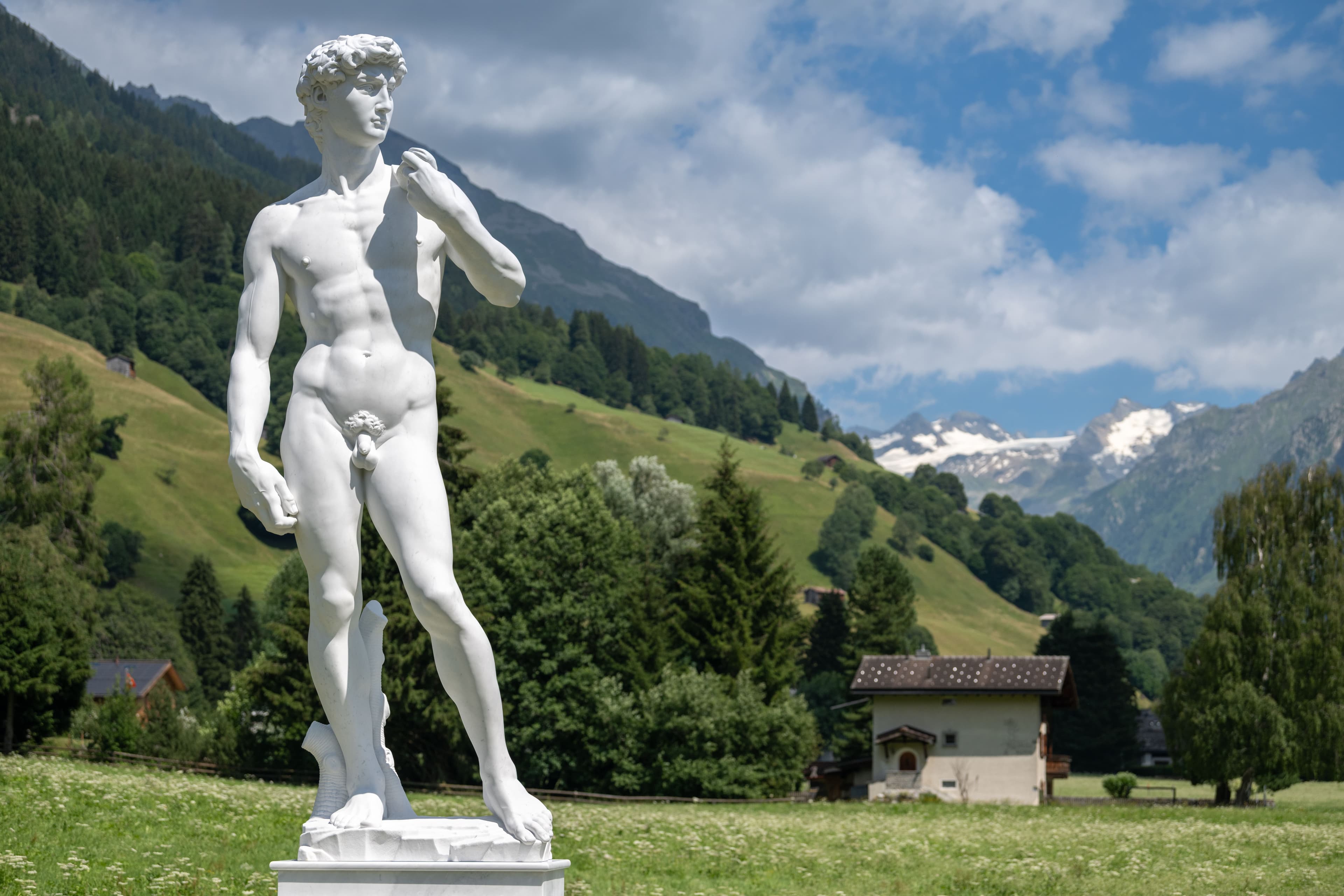 Ma che ci fa il David di Michelangelo sulle Alpi?