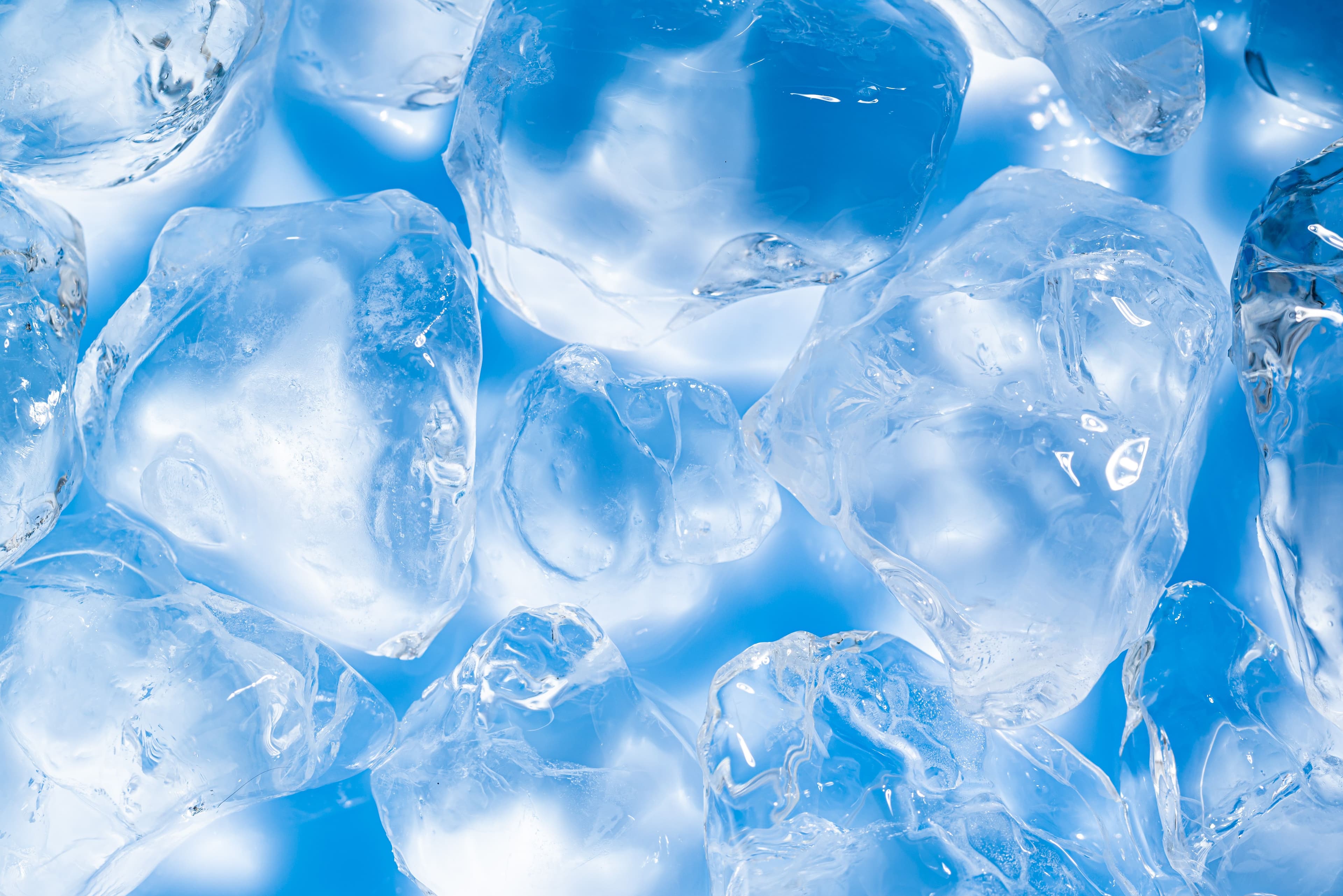 Cooling stick, il rimedio migliore per rinfrescare e sgonfiare il viso d'estate