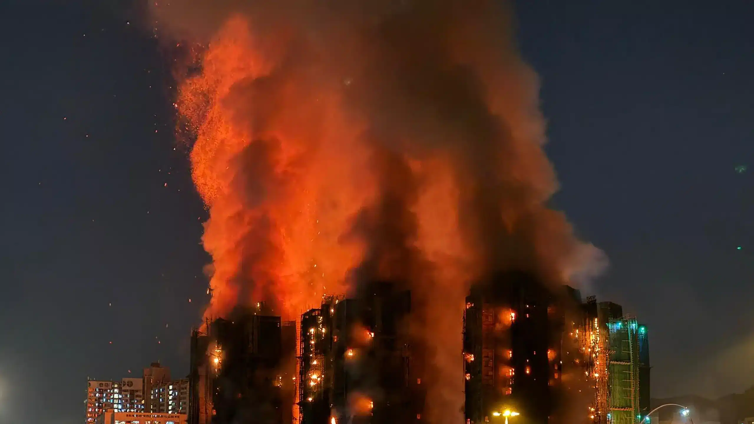 Hong Kong, 13 arresti per omicidio colposo dopo l’incendio alla Wang Fuk Court