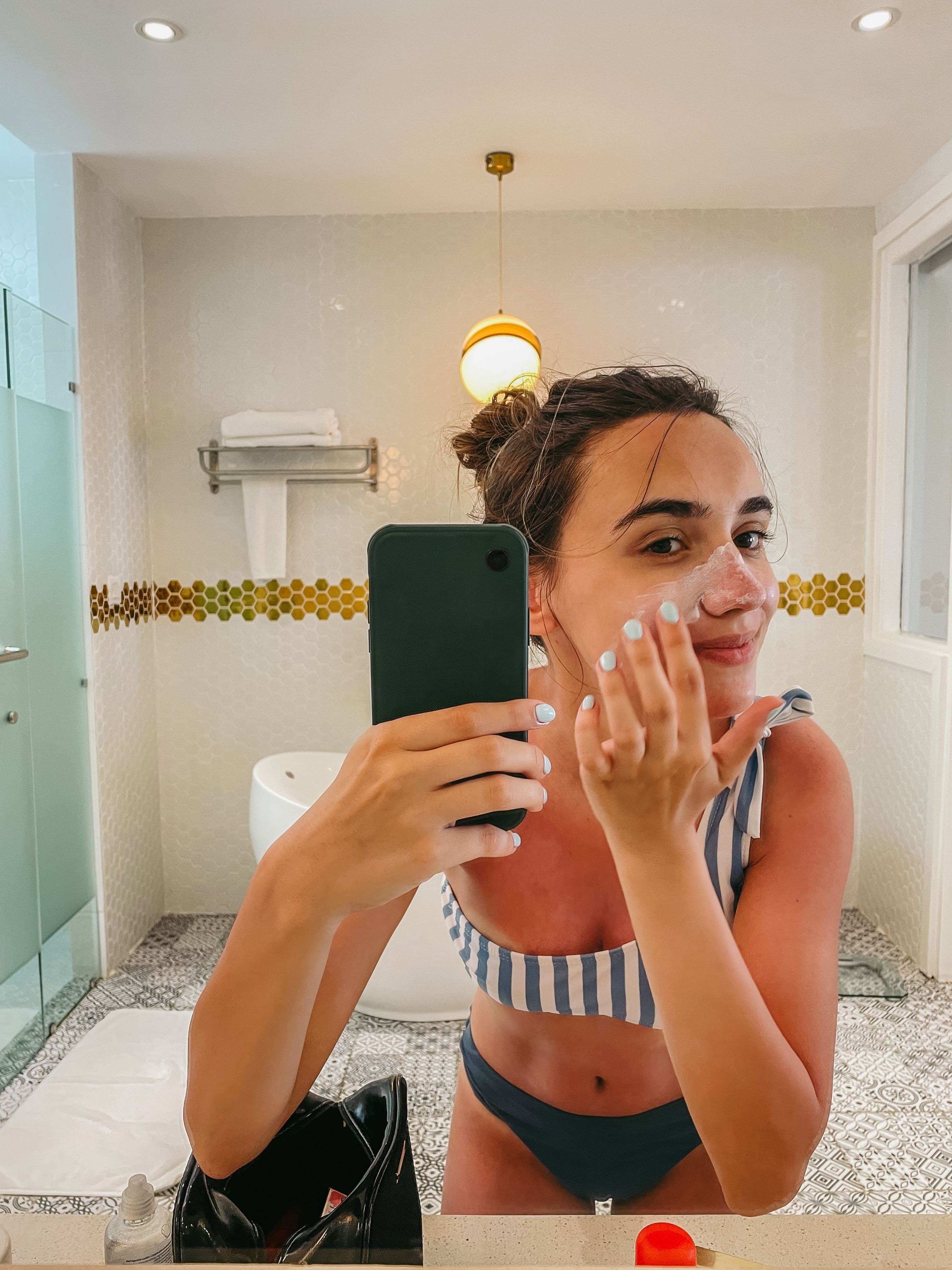 Acne d'estate: perché l'azione del sole può ingannare e come evitarne il peggioramento