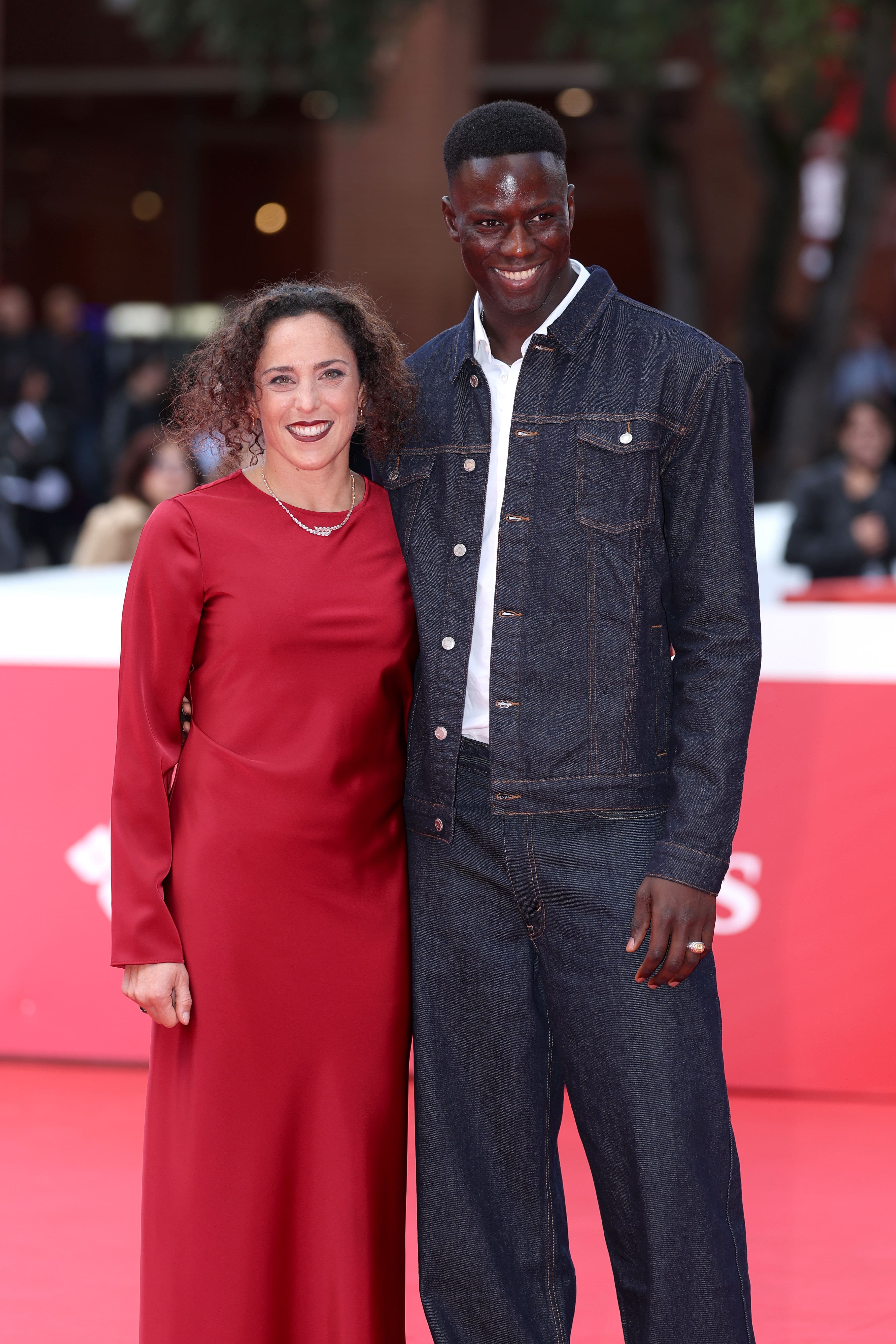 Federica Brignone con il fidanzato James Mbaye sul red carpet della Festa del cinema di Roma