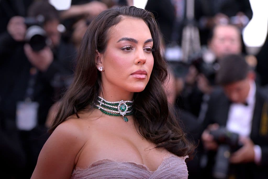 Georgina Rodríguez replica agli haters che la definiscono «grassa»: «Chi decide qual è il corpo “giusto”? Pensiamo davvero, ancora, che la felicità abbia una taglia?»