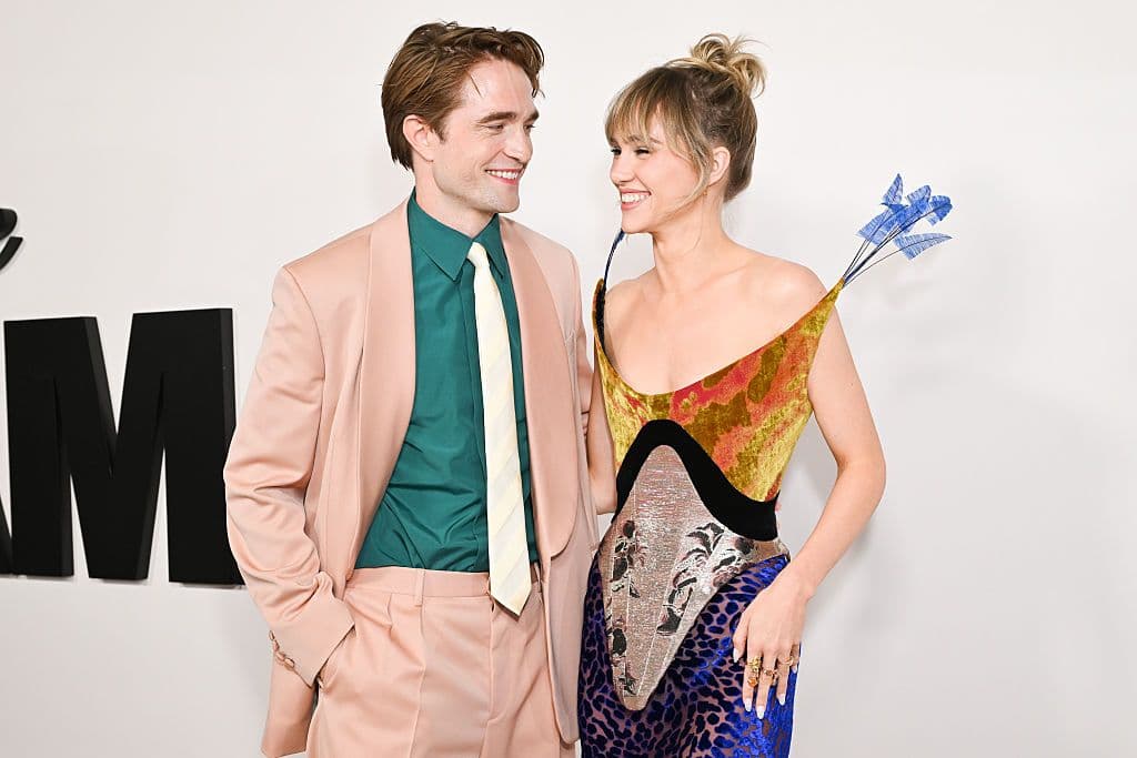Suki Waterhouse racconta il nomignolo con cui la figlia chiama Robert Pattinson