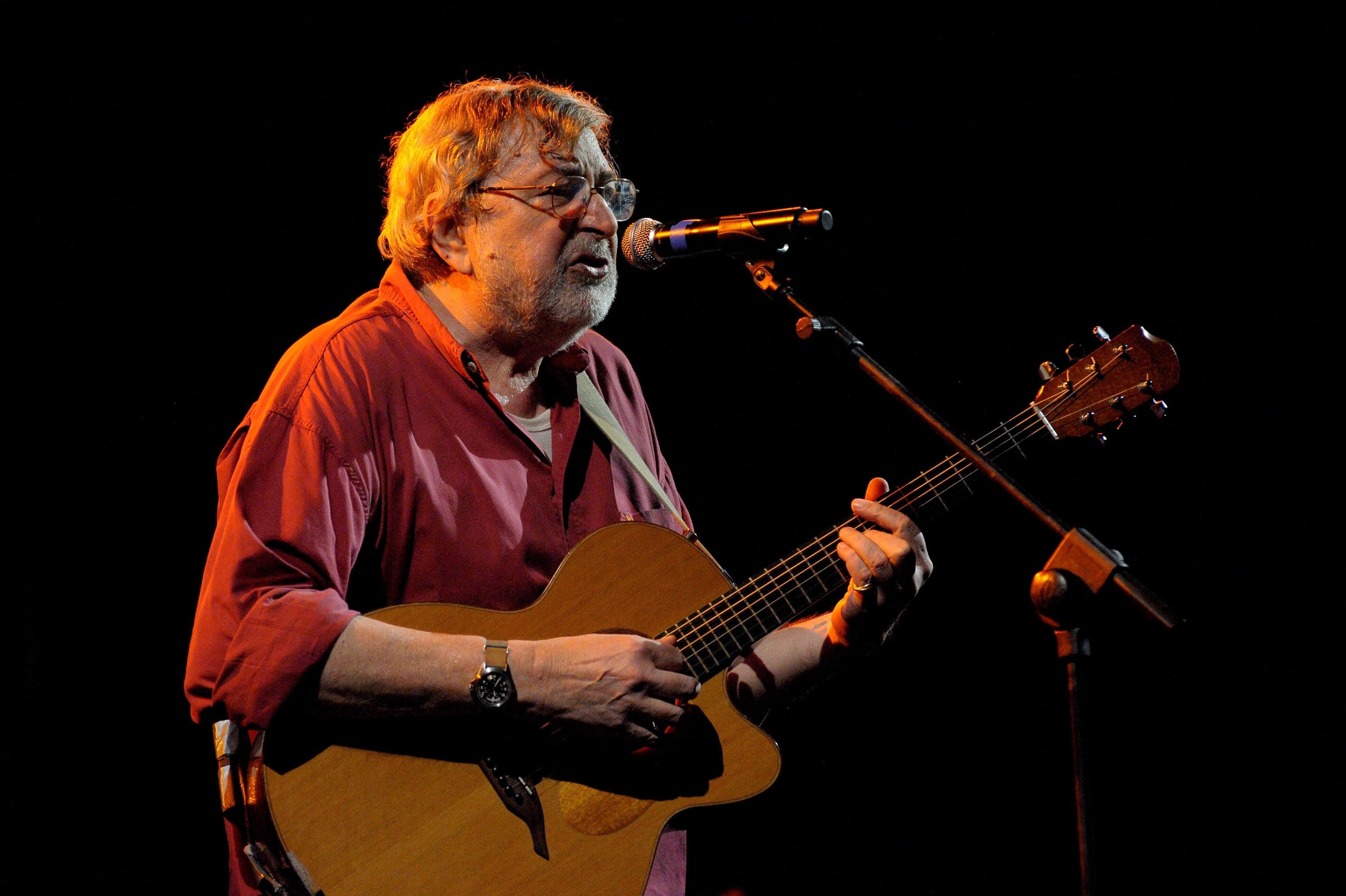 Addio a Francesco Guccini, il cantastorie «montanaro di pianura» è morto a 86 anni